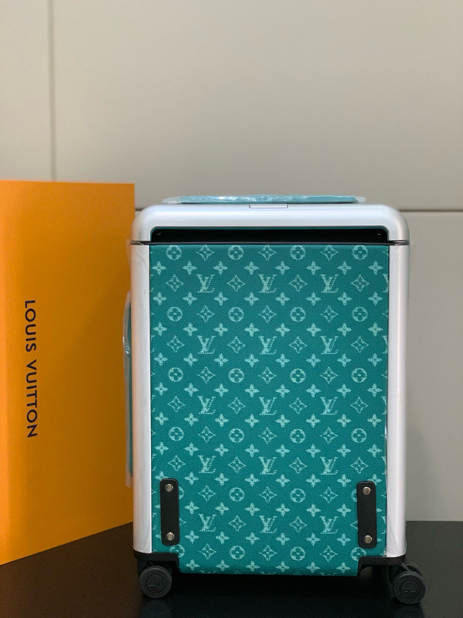 LV luggage-30