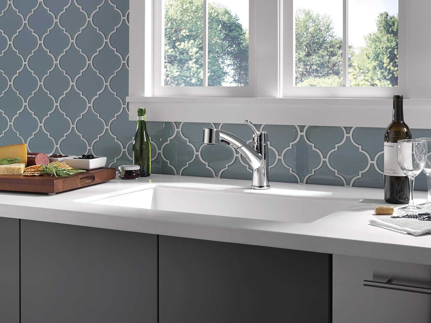 Delta Faucet Collins Single-Handle Kitchen Sink Faucet with Pull Out Sprayer and Magnetic Docking Spray Head, Chrome 4140-DST