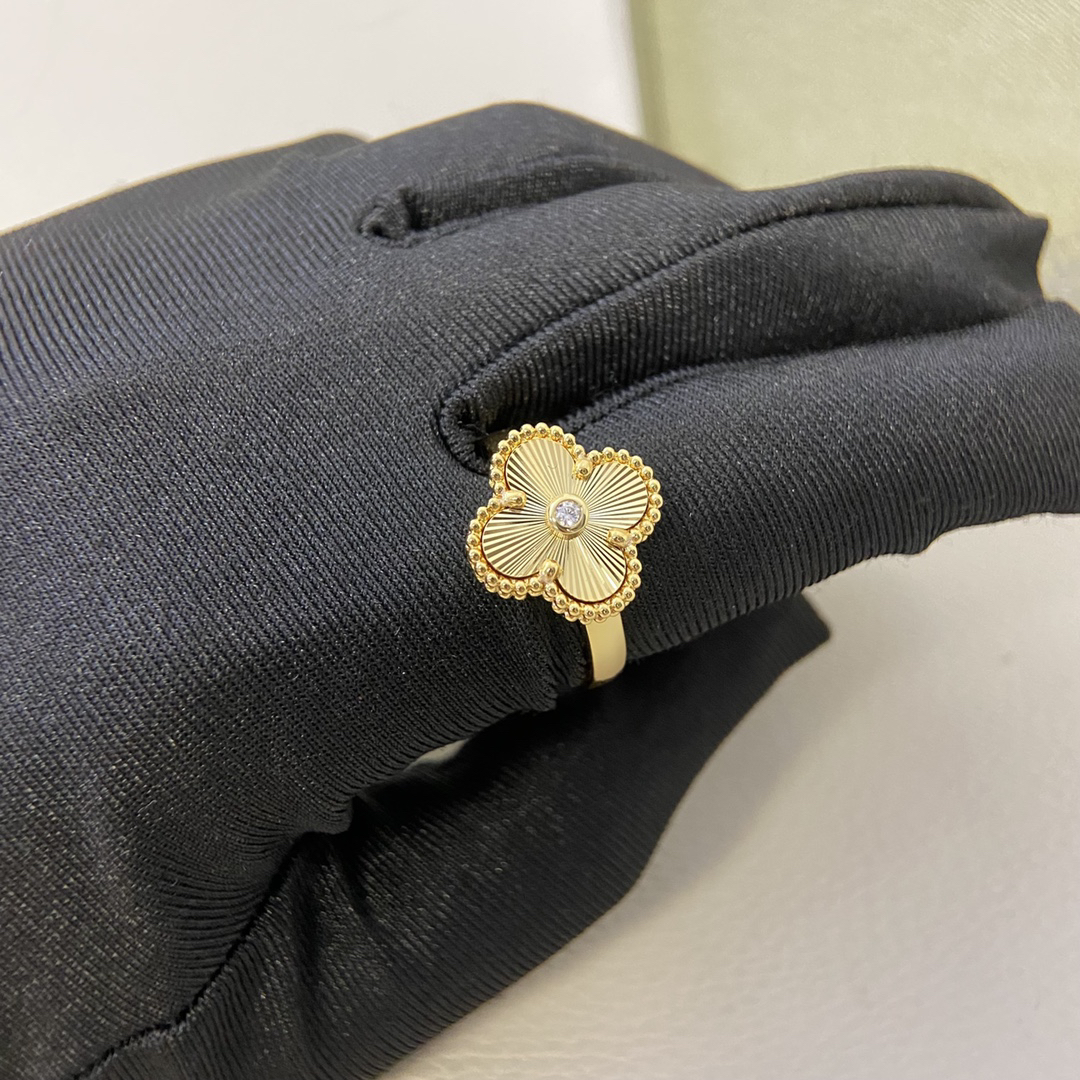 Van Cleef & Arpels ring-80