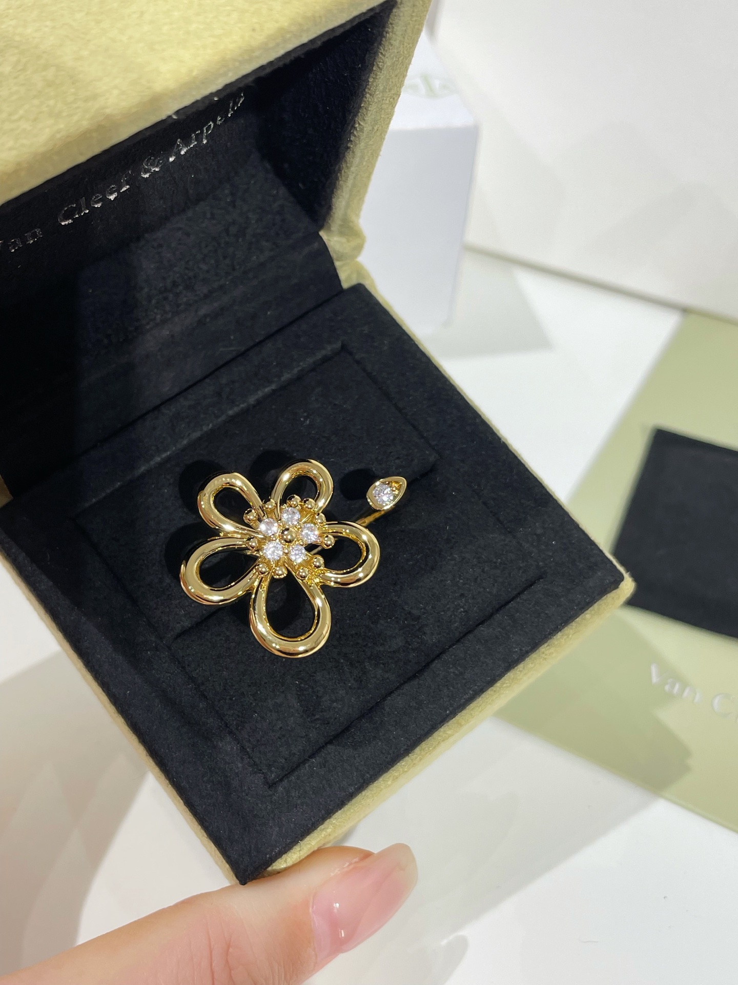 Van Cleef & Arpels ring-1