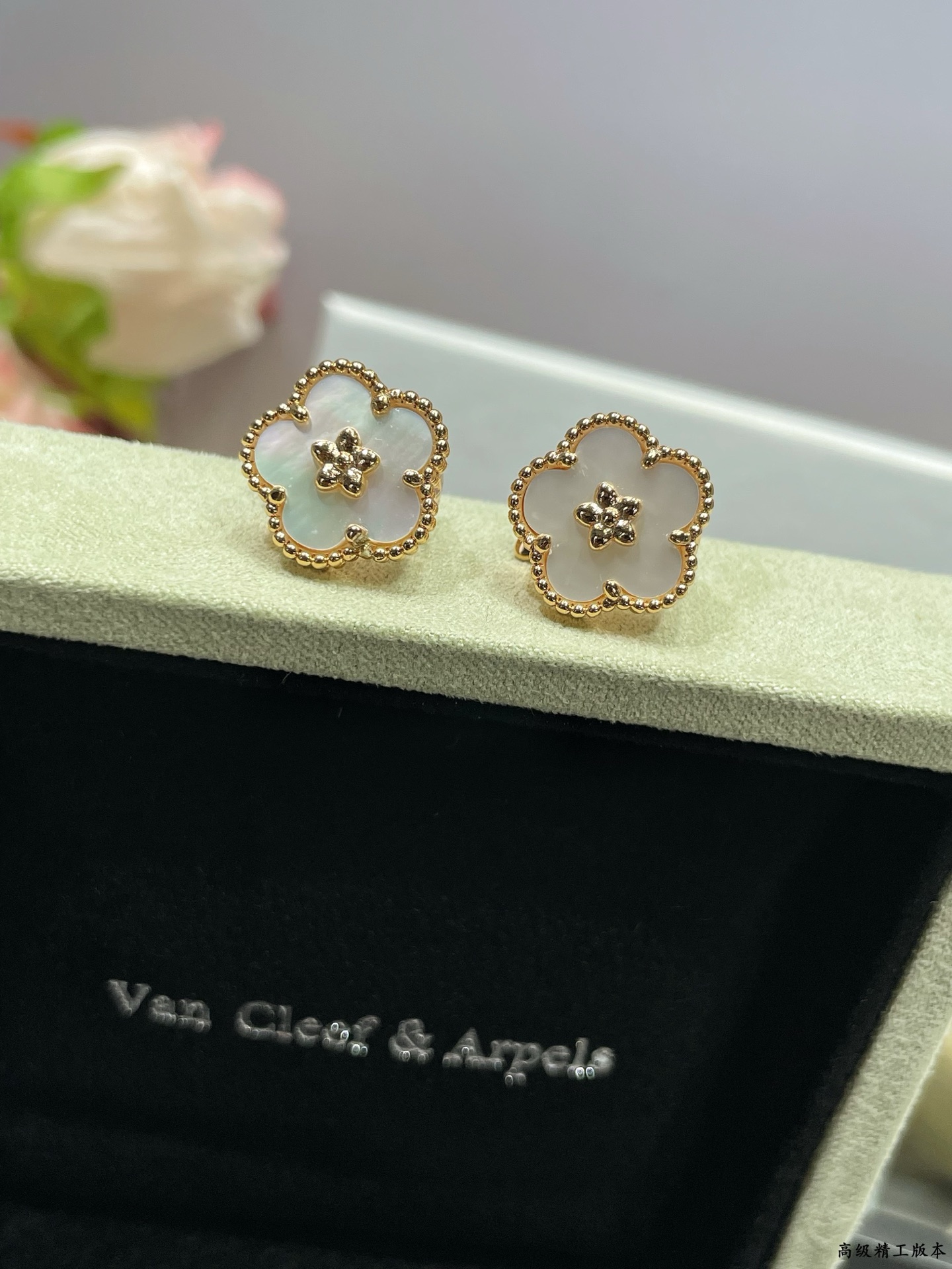 Van Cleef & Arpels earring-50