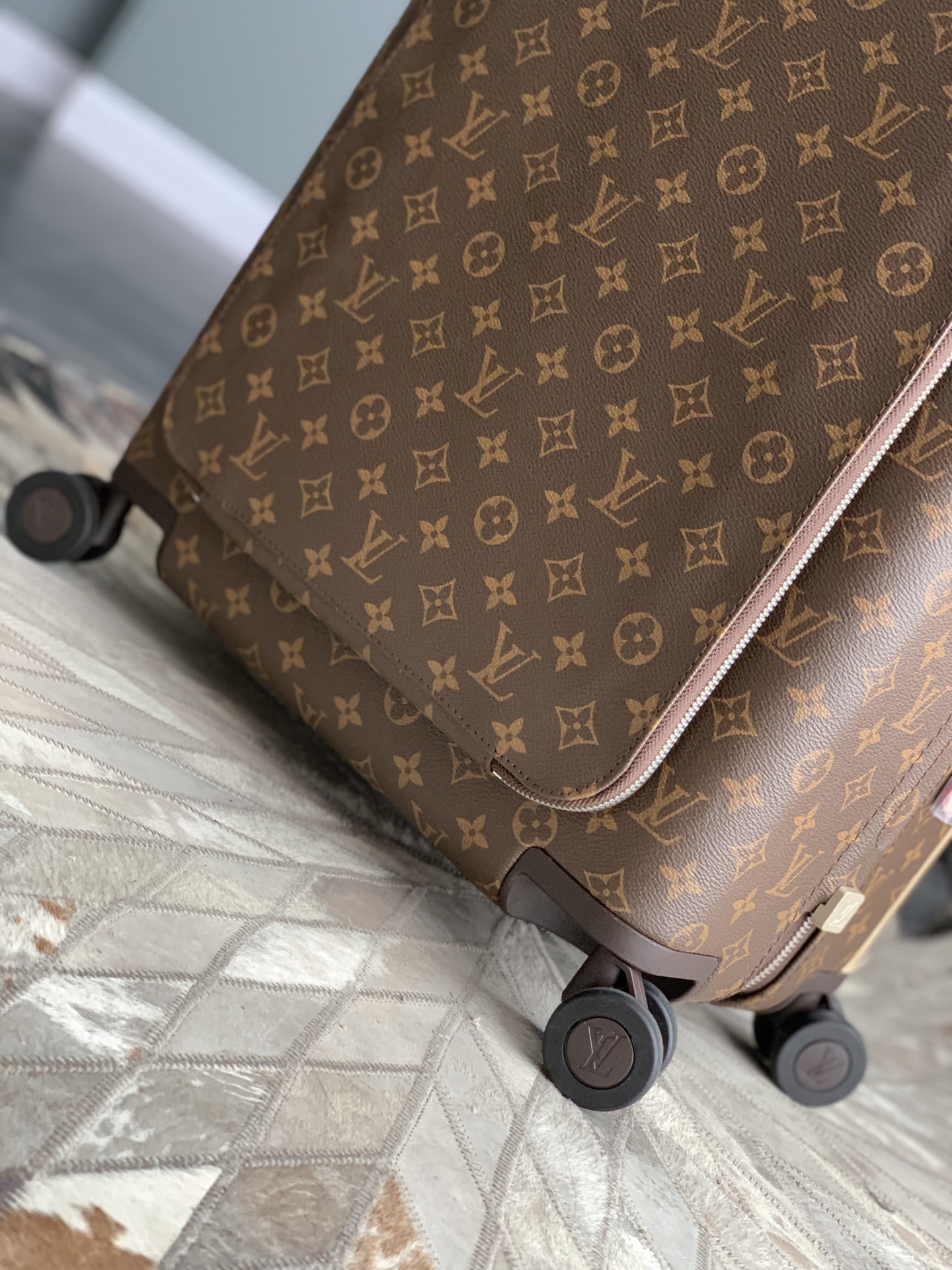 LV luggage-10
