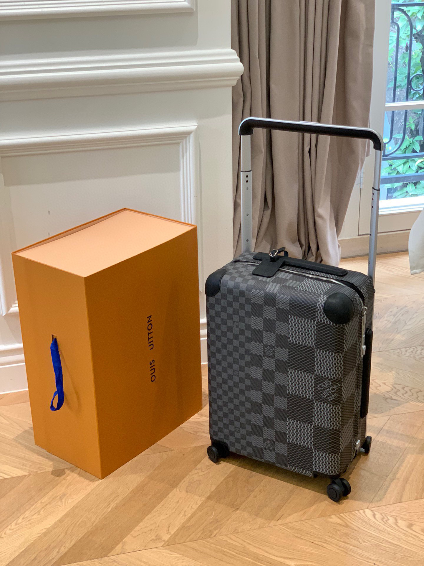 LV luggage-13