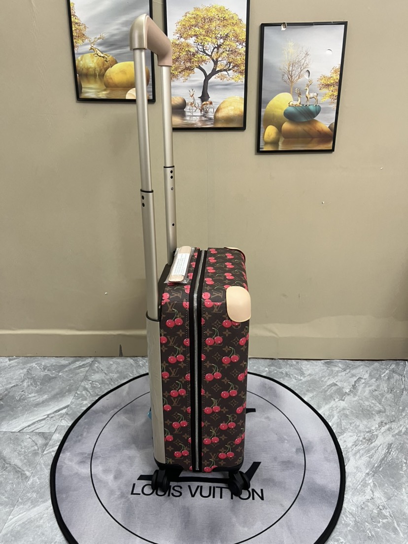 LV luggage-3