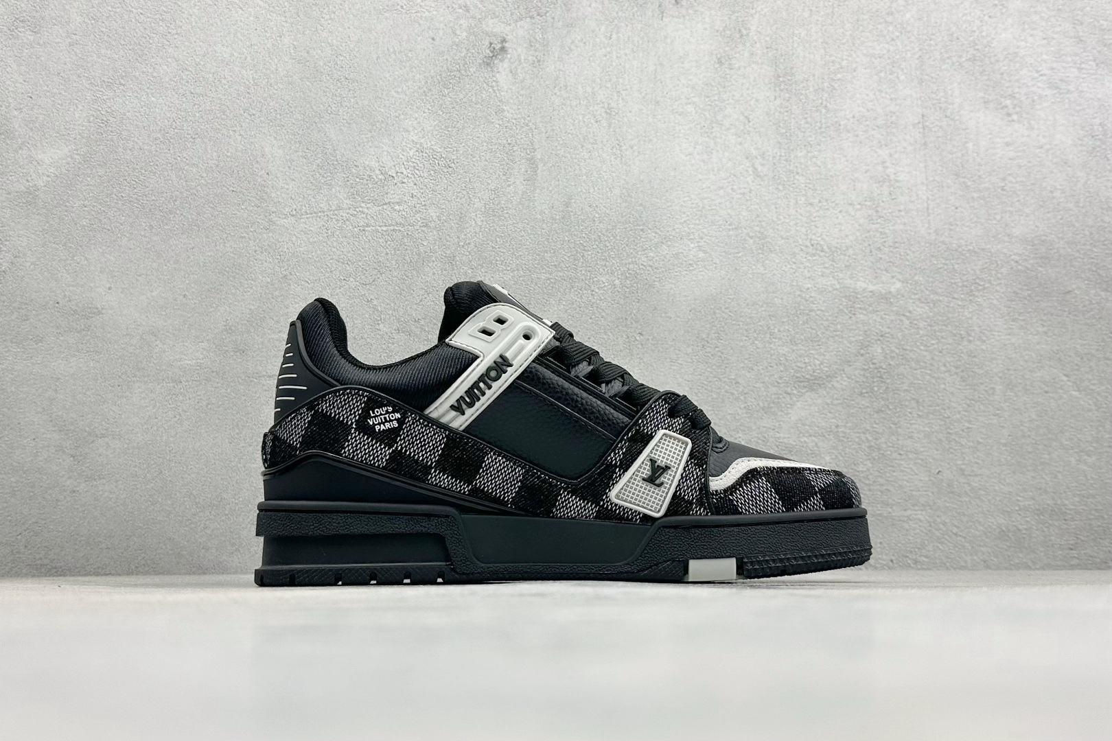 Lv Sneakers-250
