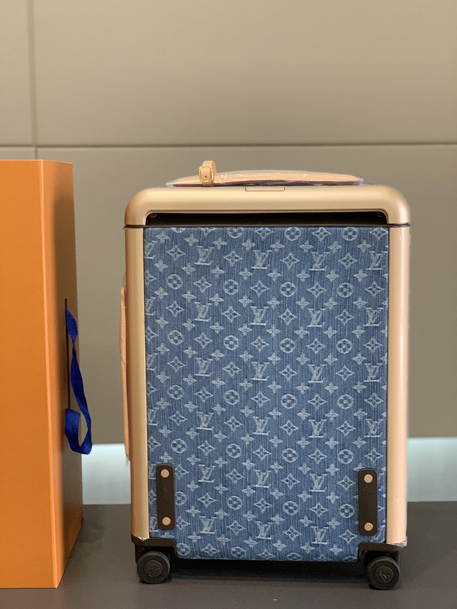LV luggage-19