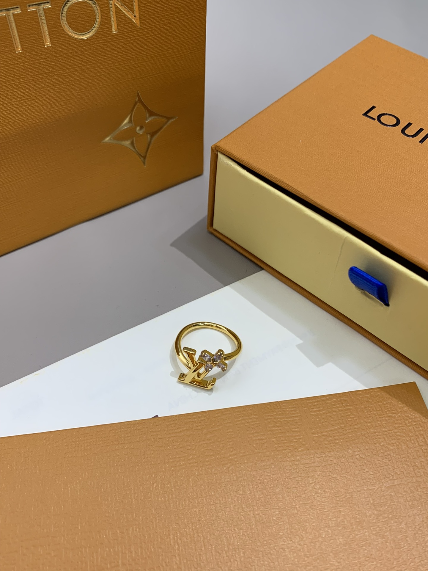 LV ring-82