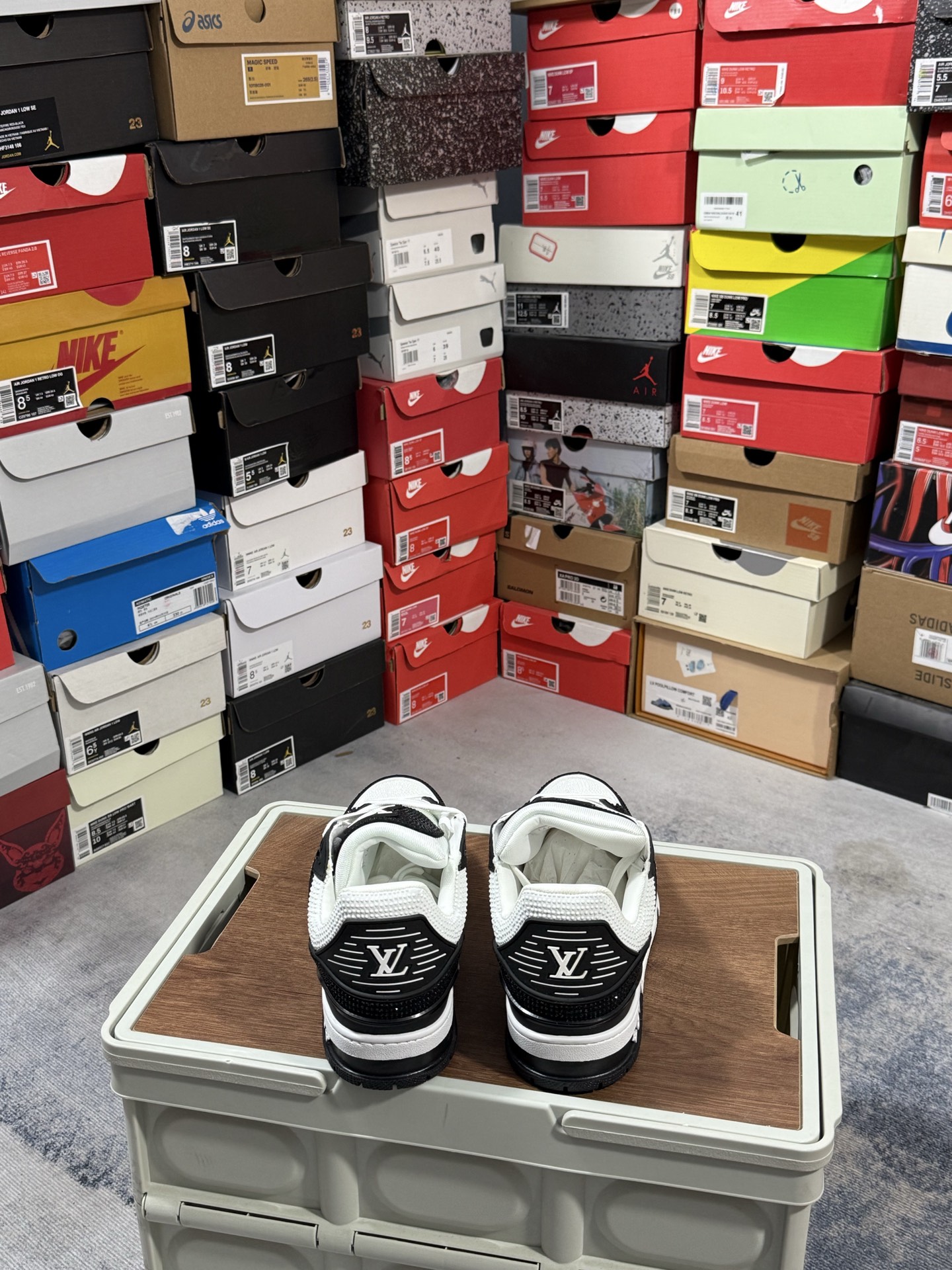 Lv Sneakers-115