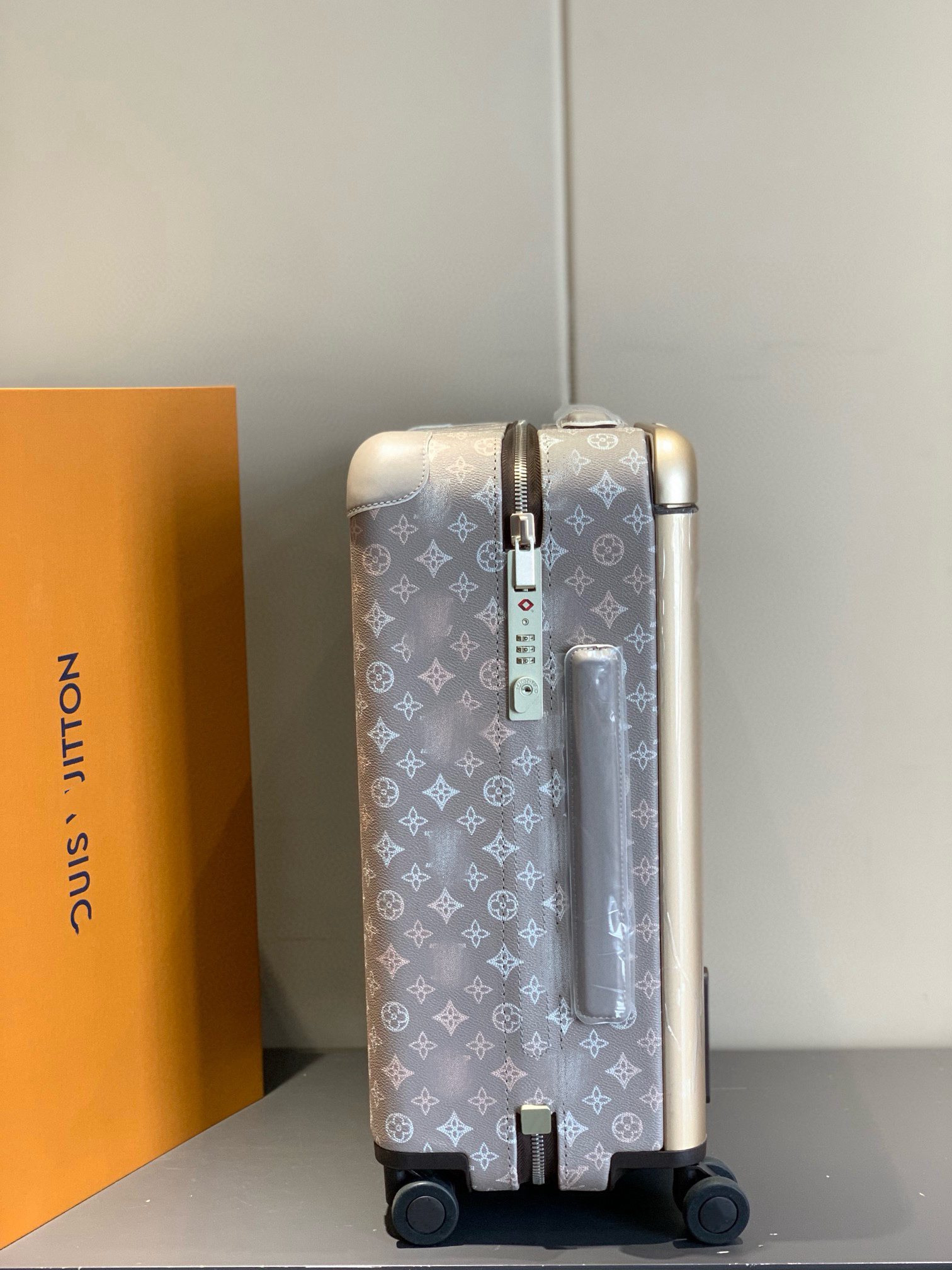 LV luggage-14