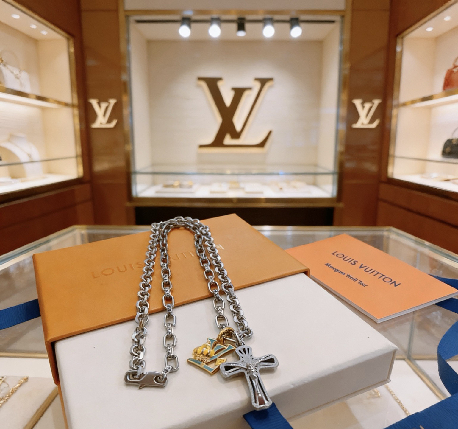 LV necklace-39