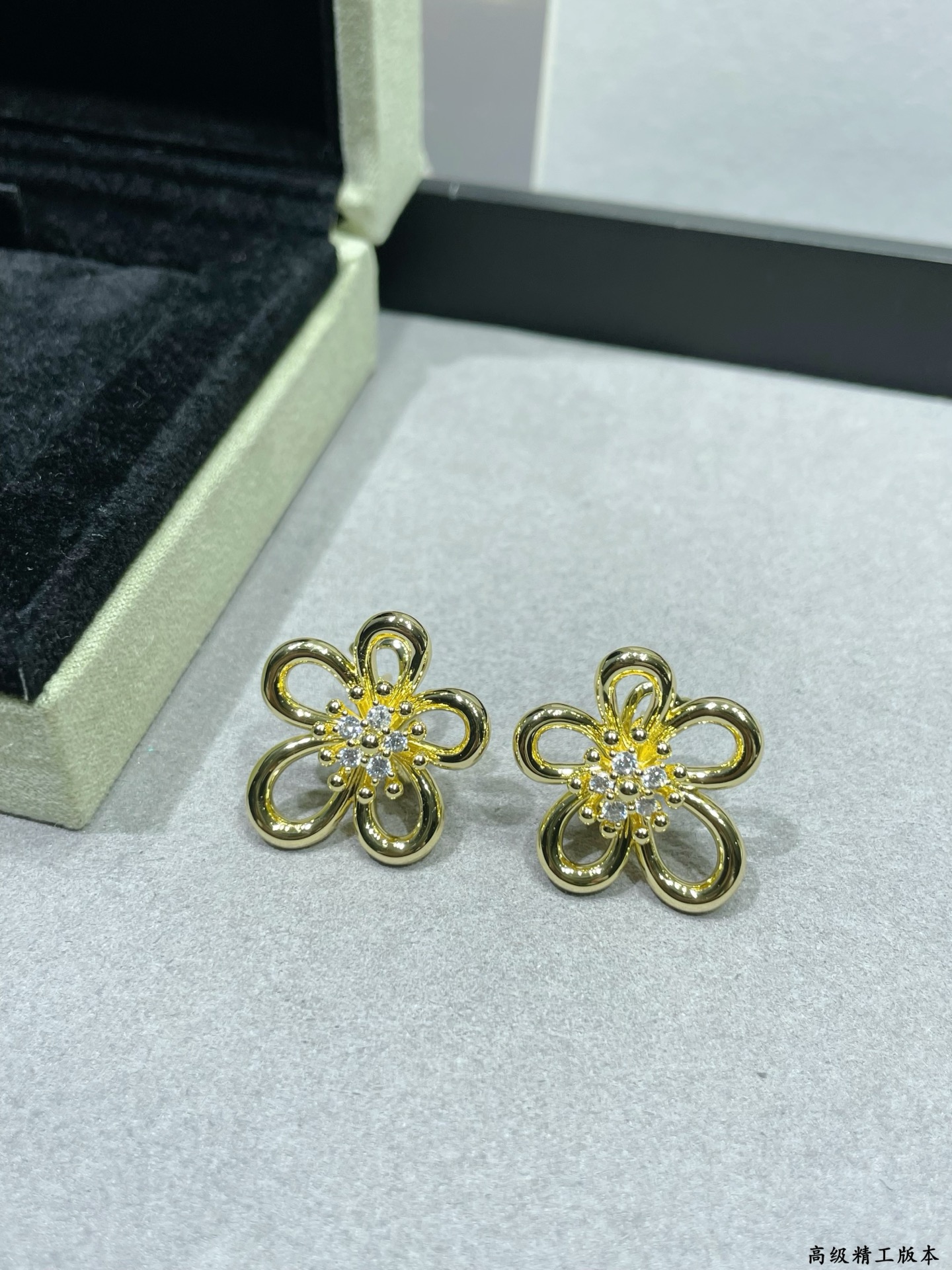 Van Cleef & Arpels earring-70