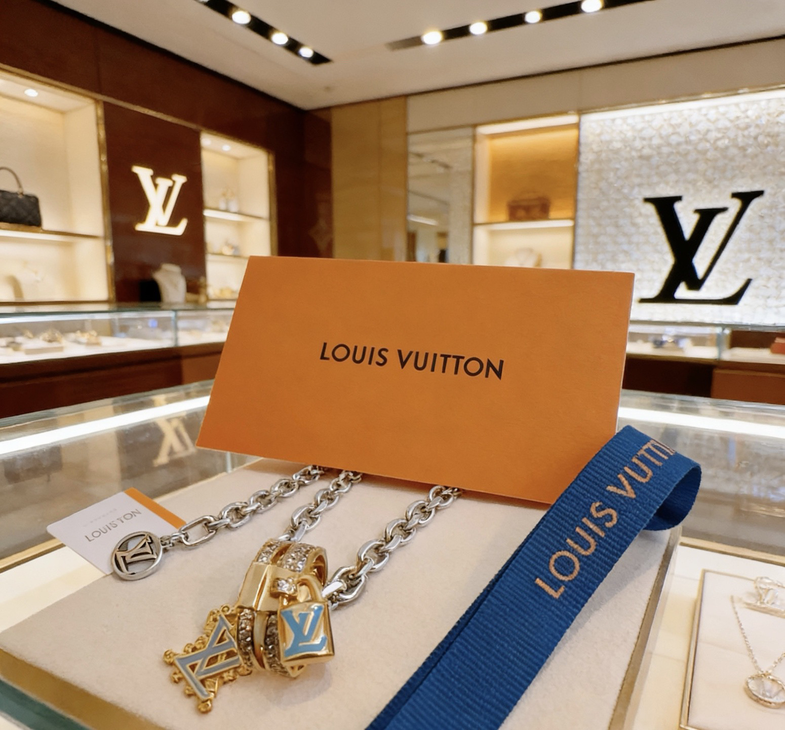 LV necklace-40