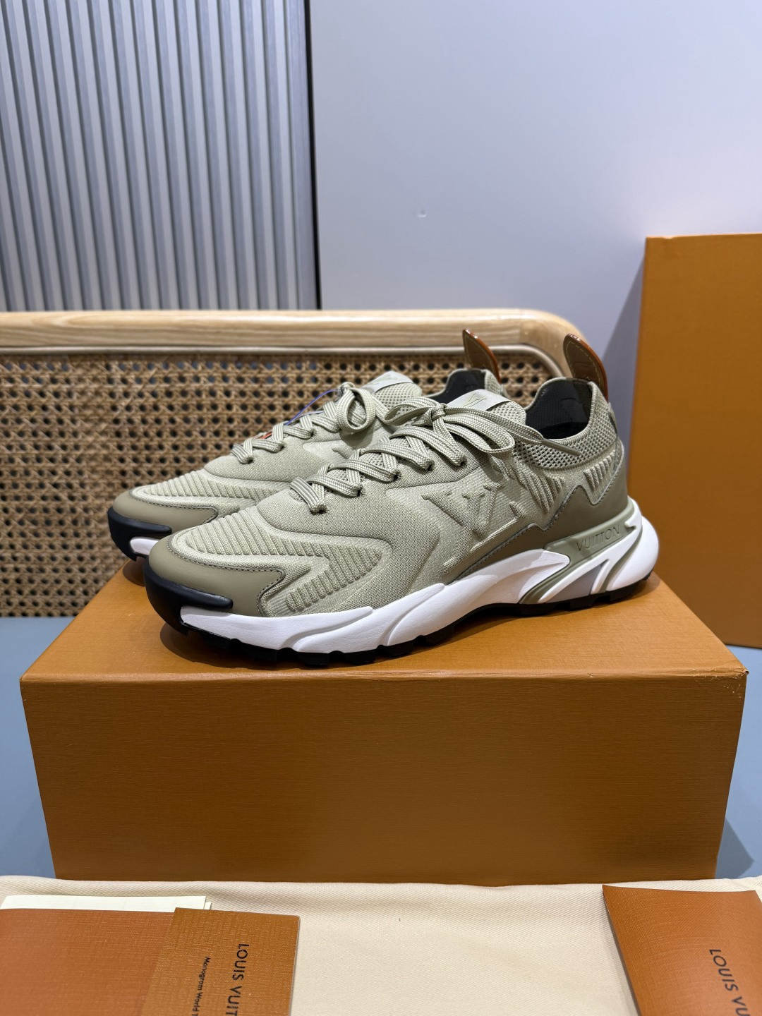 Lv Sneakers-186