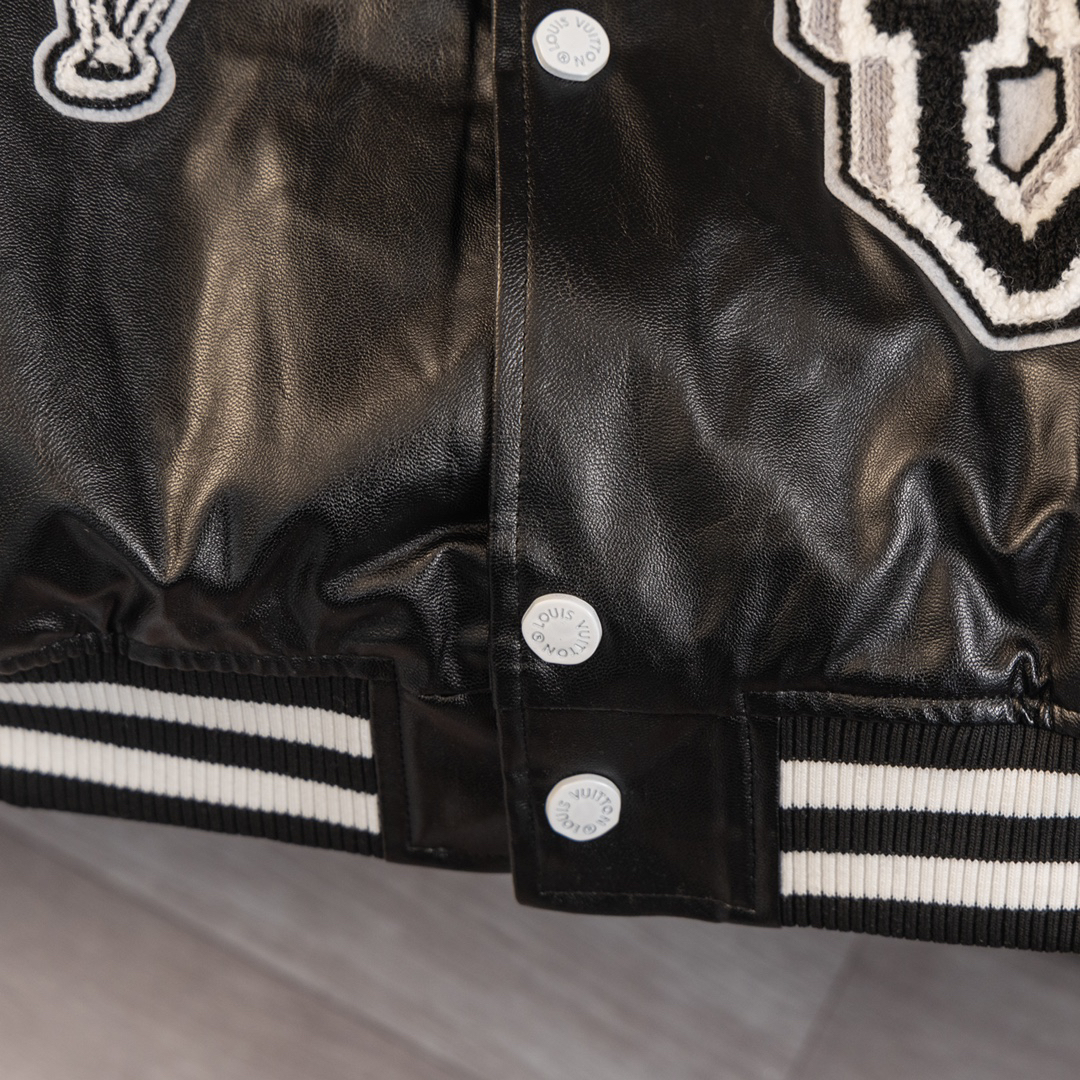 LV Clothing-313