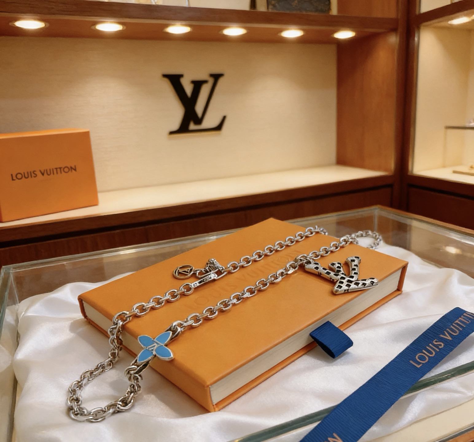 LV necklace-41