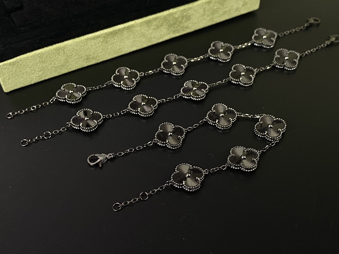 Van Cleef & Arpels Bracelet-27