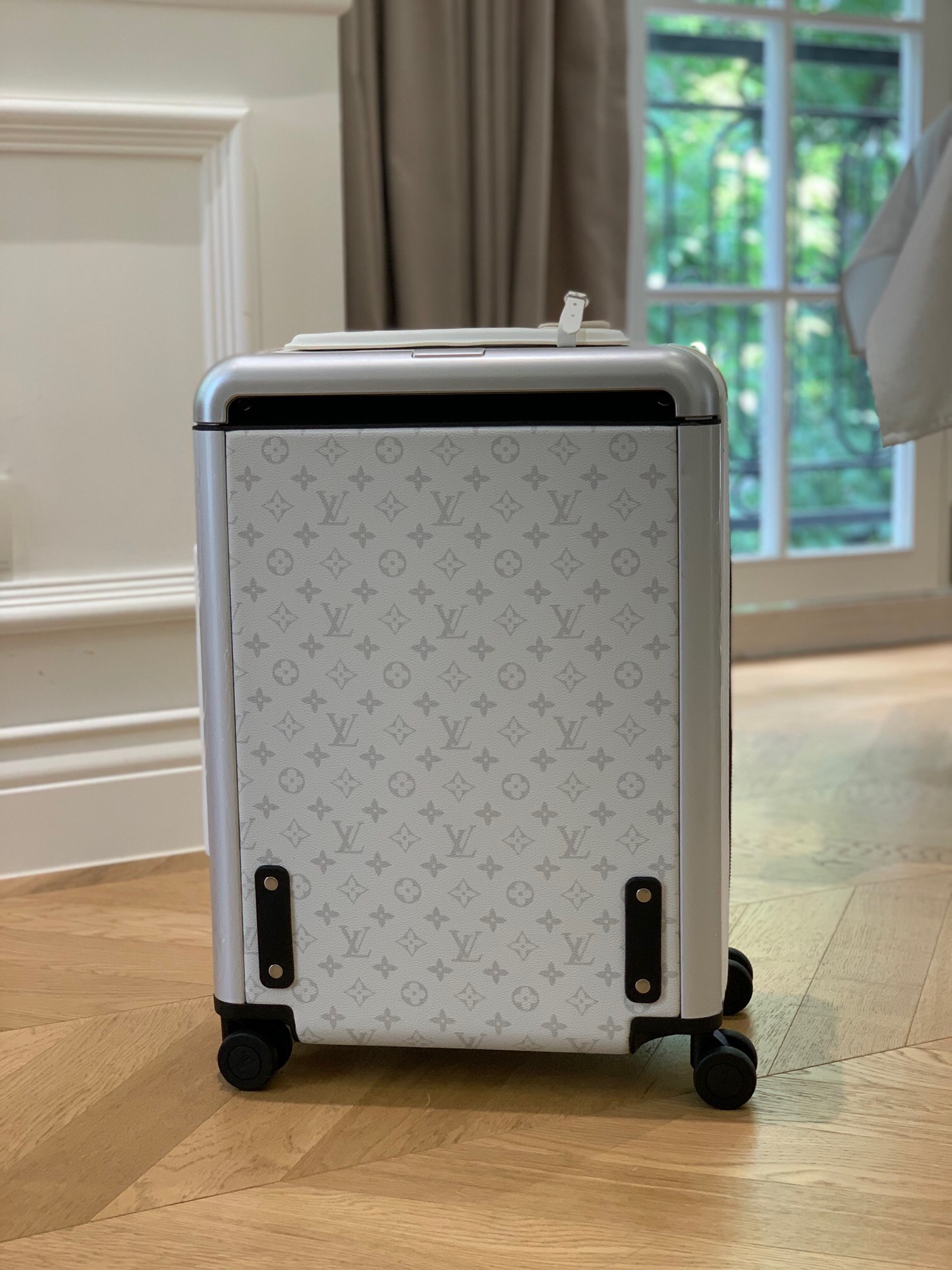 LV luggage-8