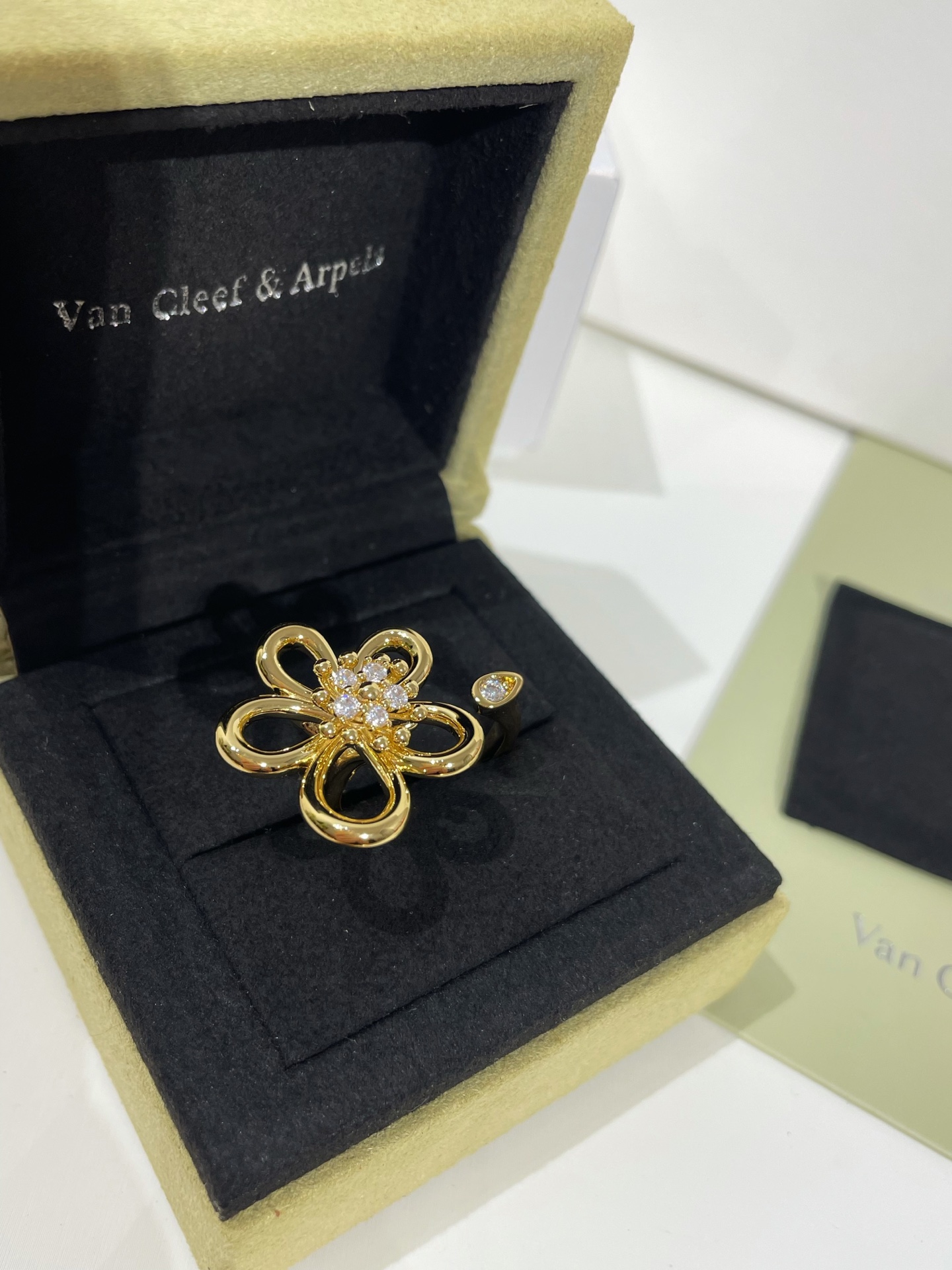Van Cleef & Arpels ring-1
