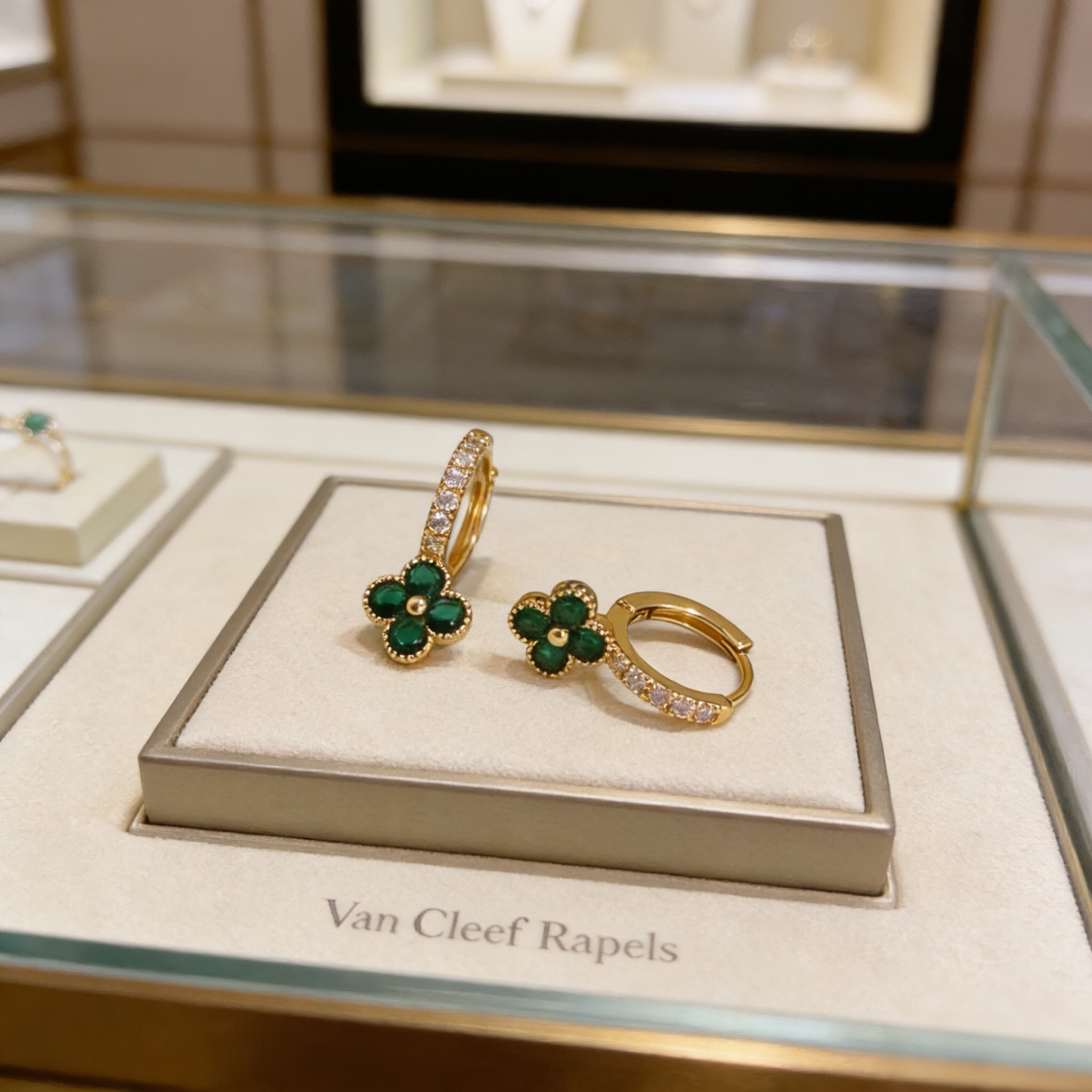 Van Cleef & Arpels earring-98