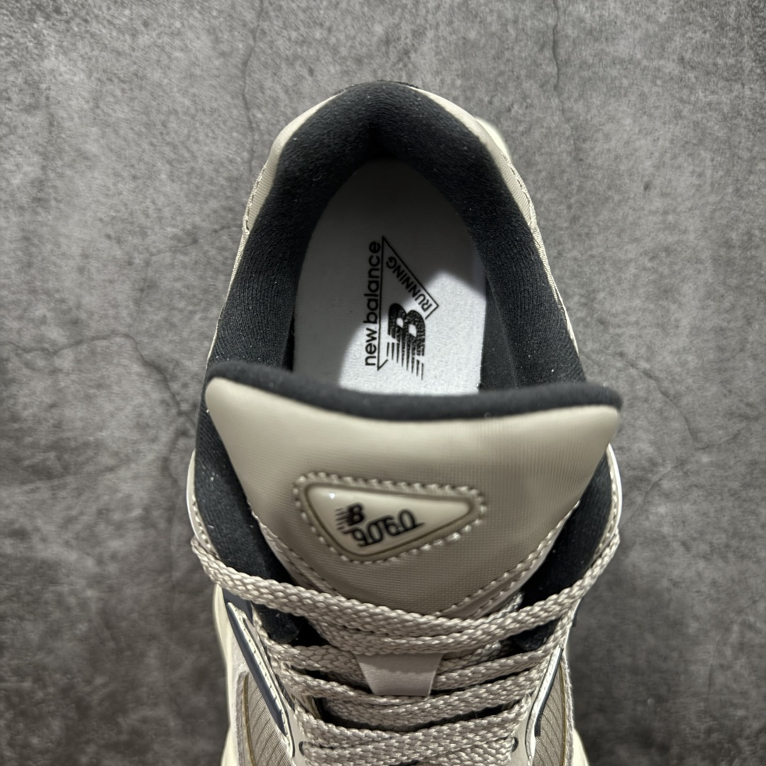 New Balance Sneakers-240