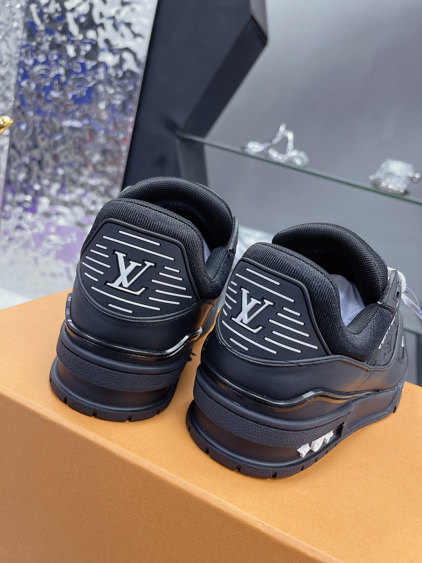 Lv Sneakers-223