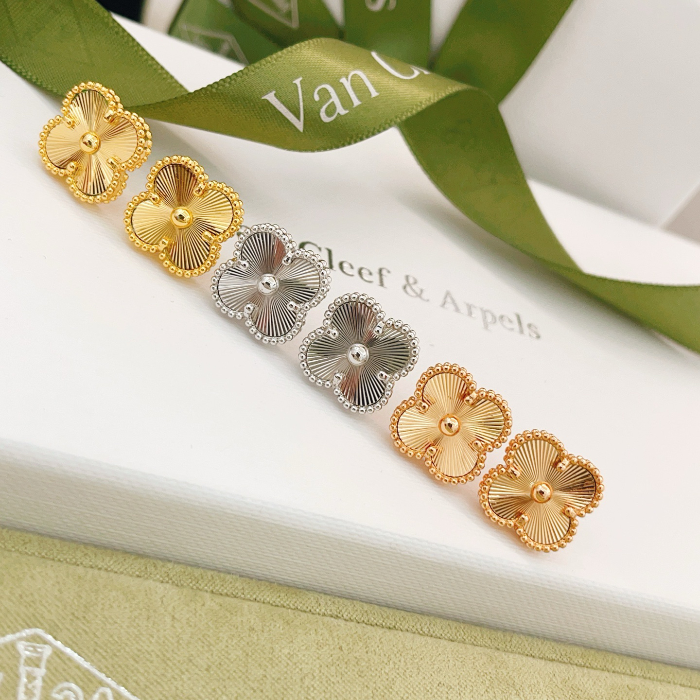 Van Cleef & Arpels earring-59
