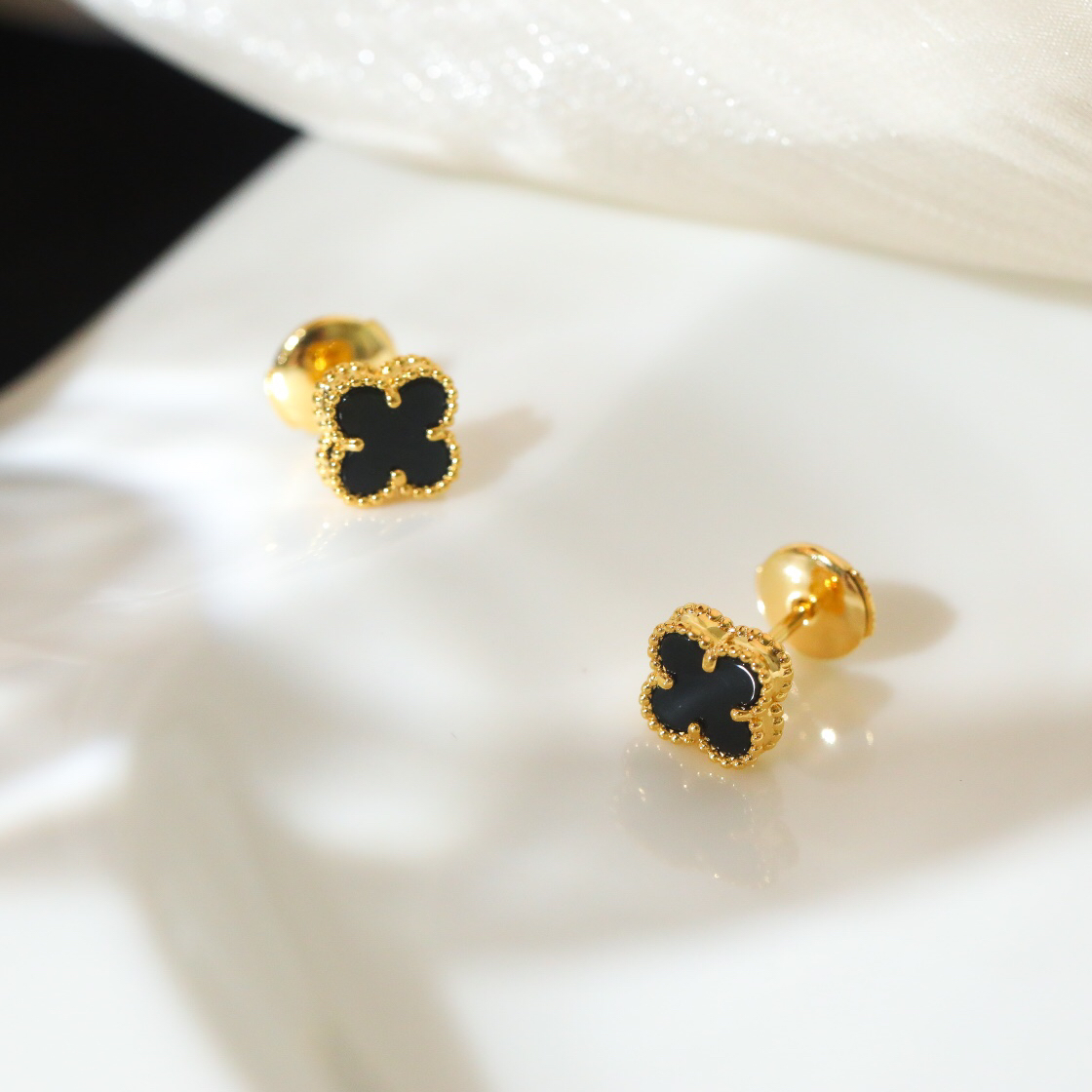 Van Cleef & Arpels earring-54