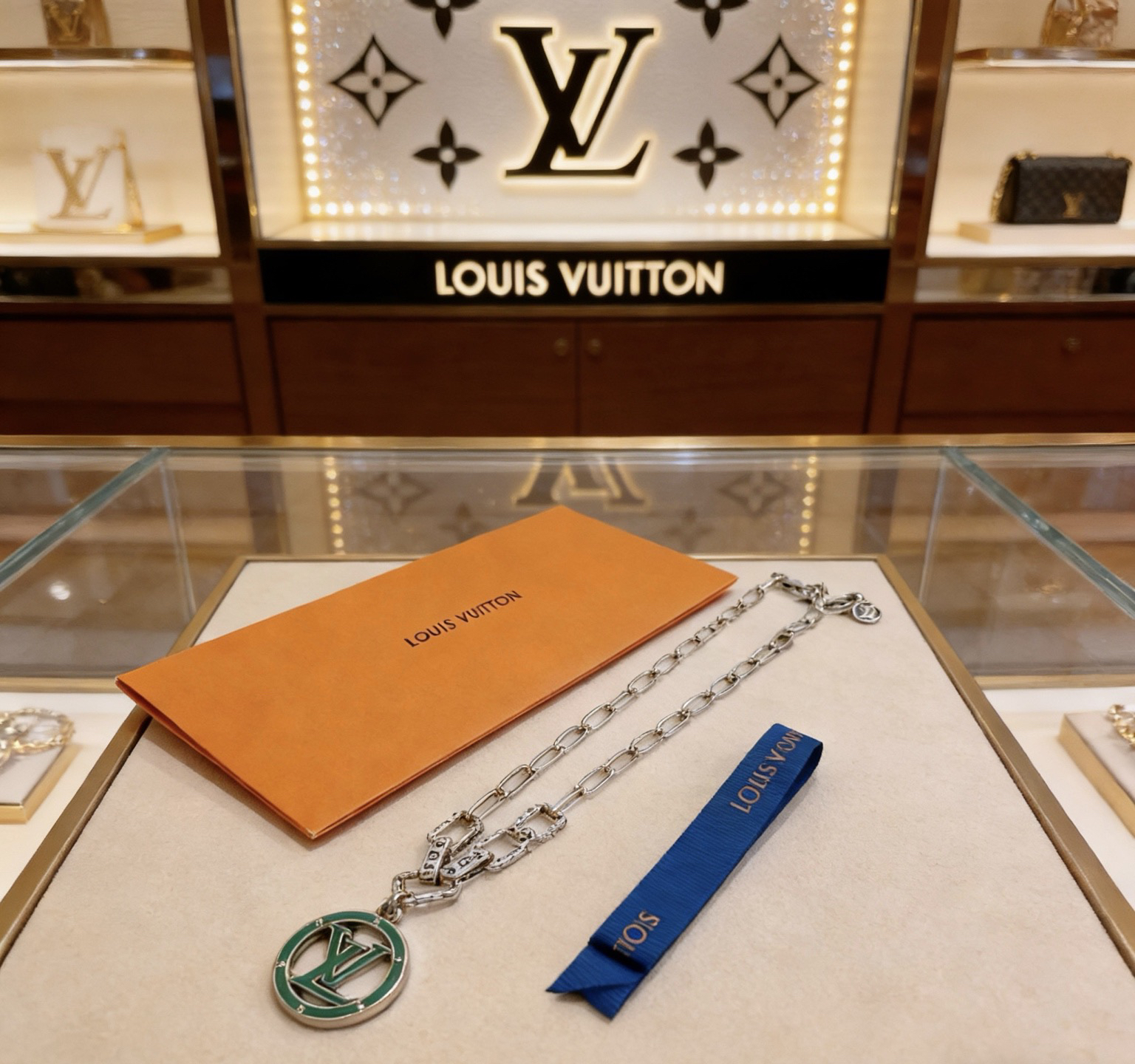 LV necklace-42