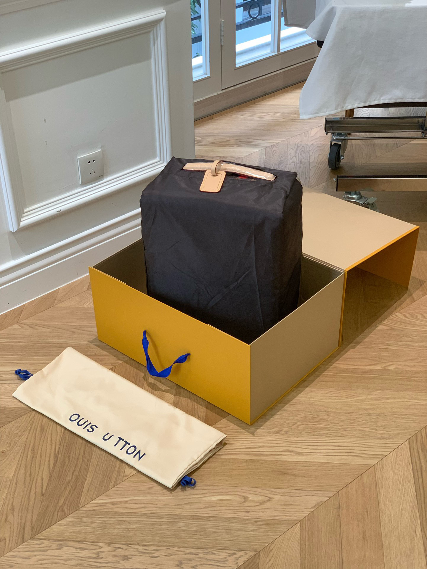 LV luggage-60