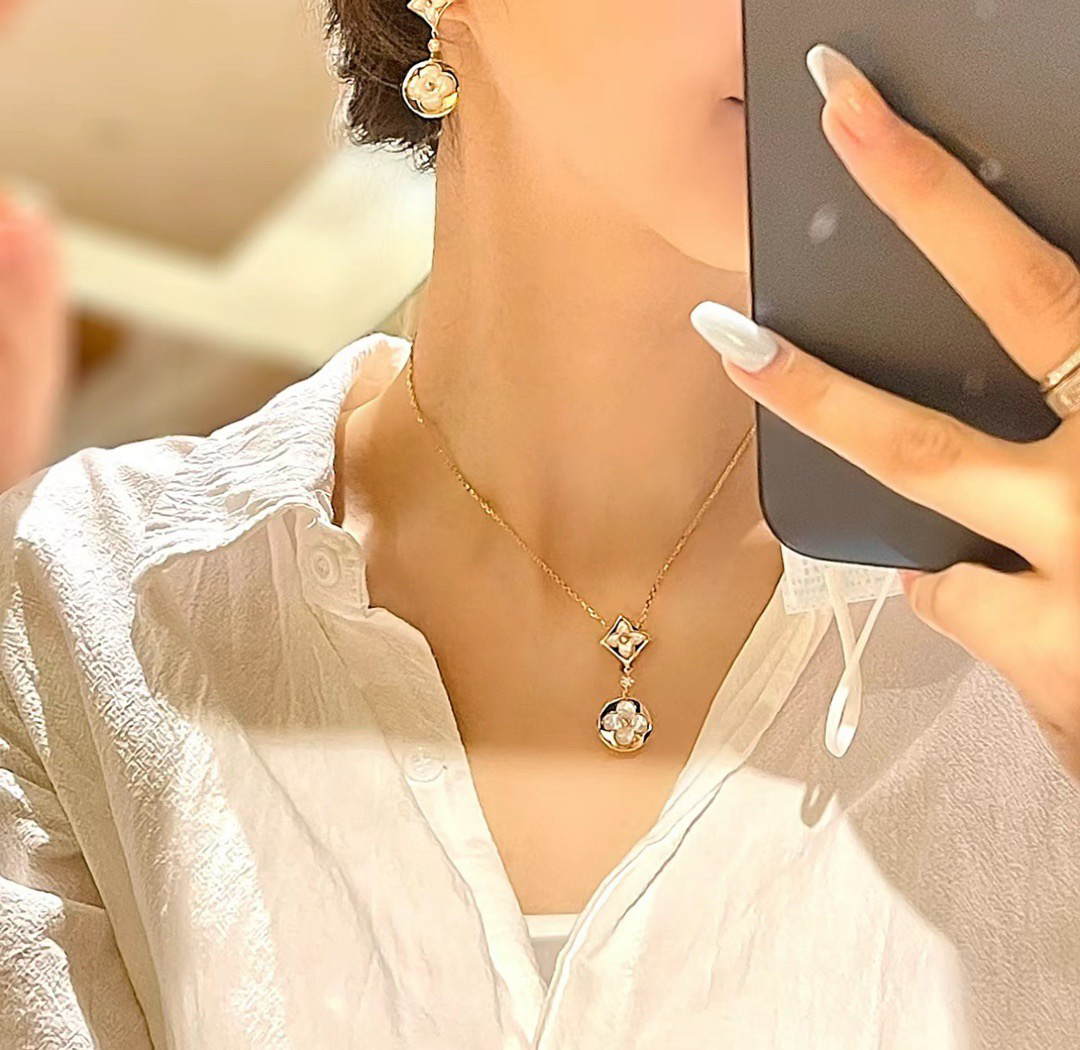 LV necklace-22