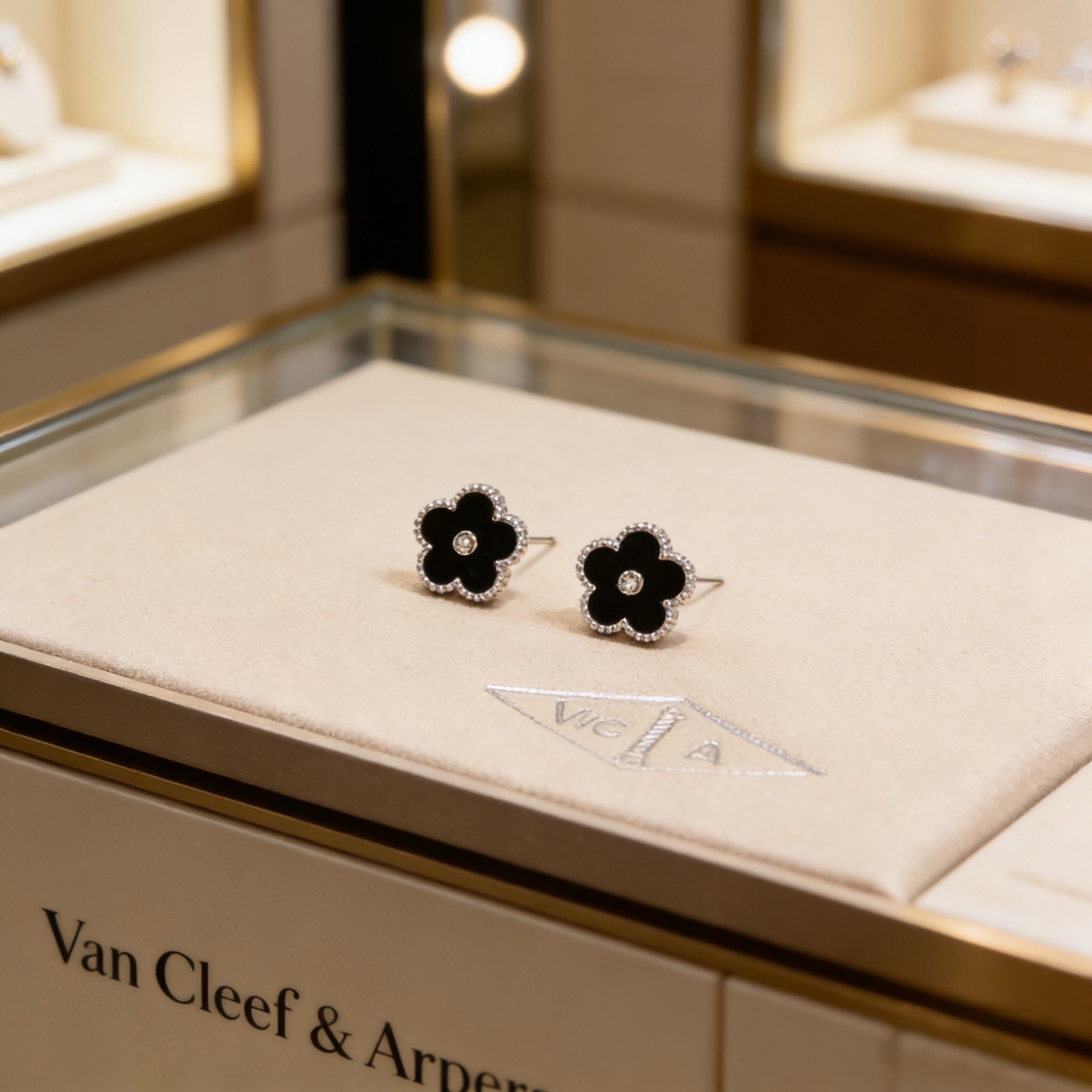 Van Cleef & Arpels earring-96