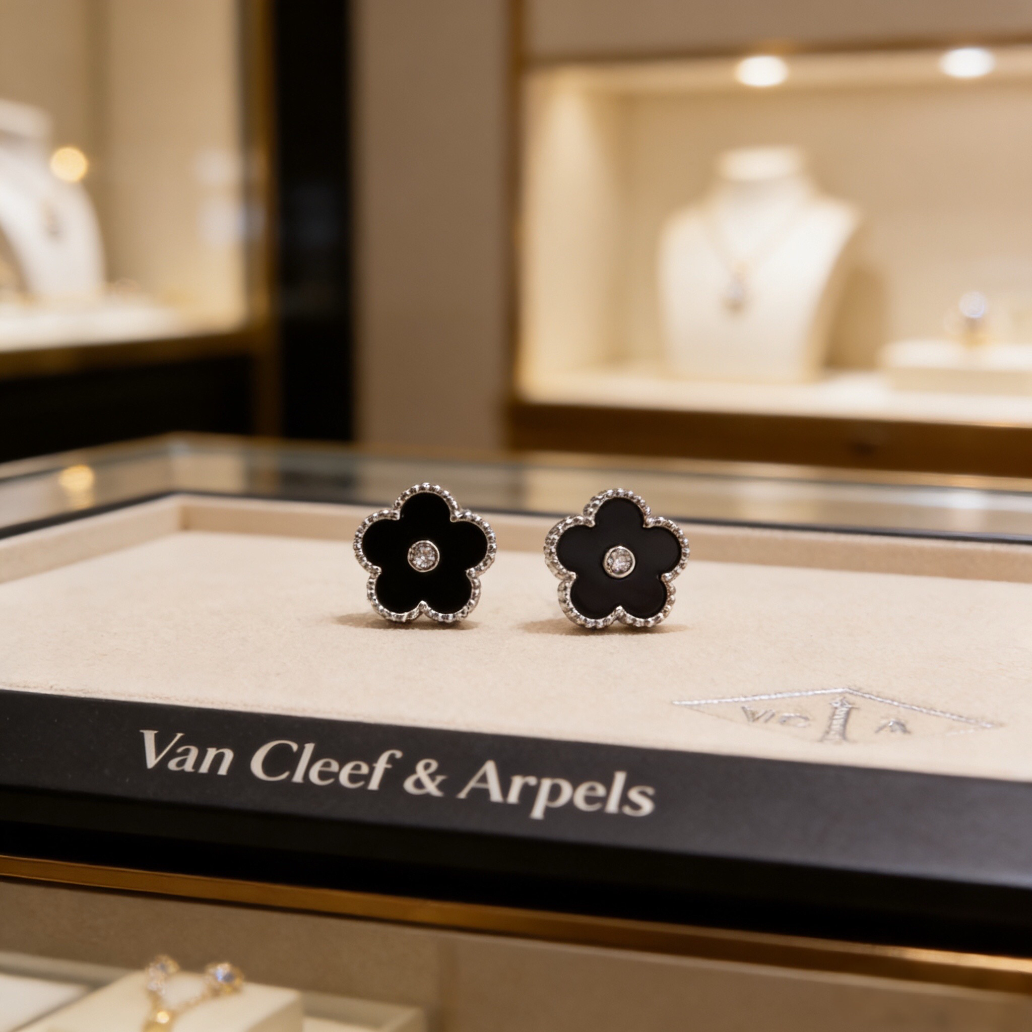 Van Cleef & Arpels earring-96