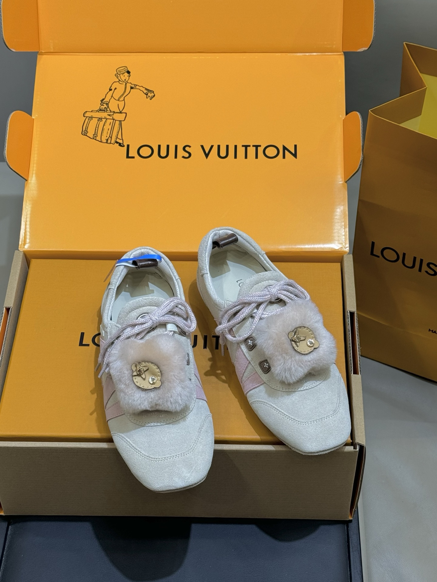 Lv Sneakers-230