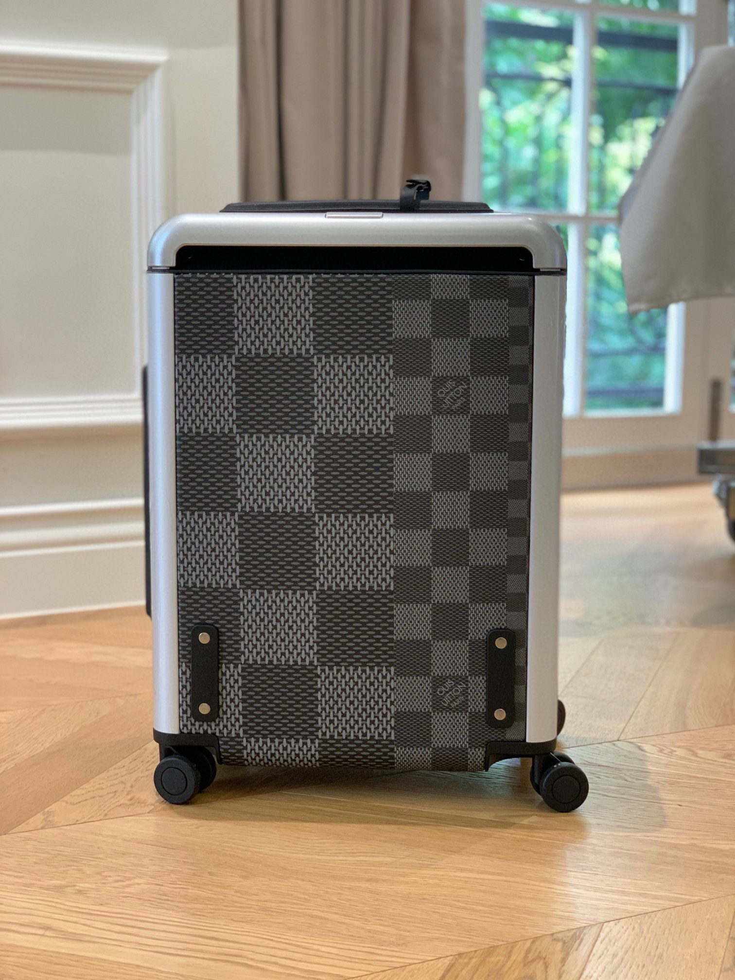 LV luggage-13