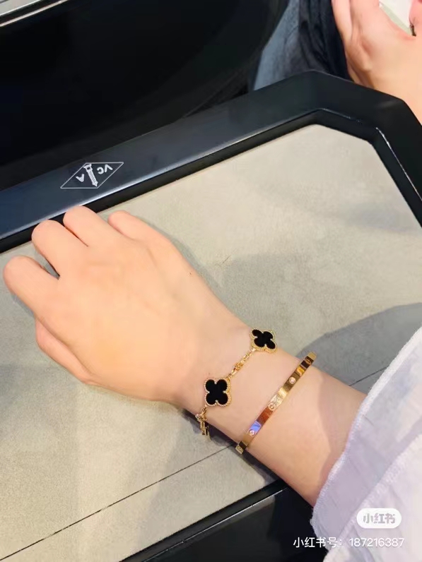 Van Cleef & Arpels Bracelet-16