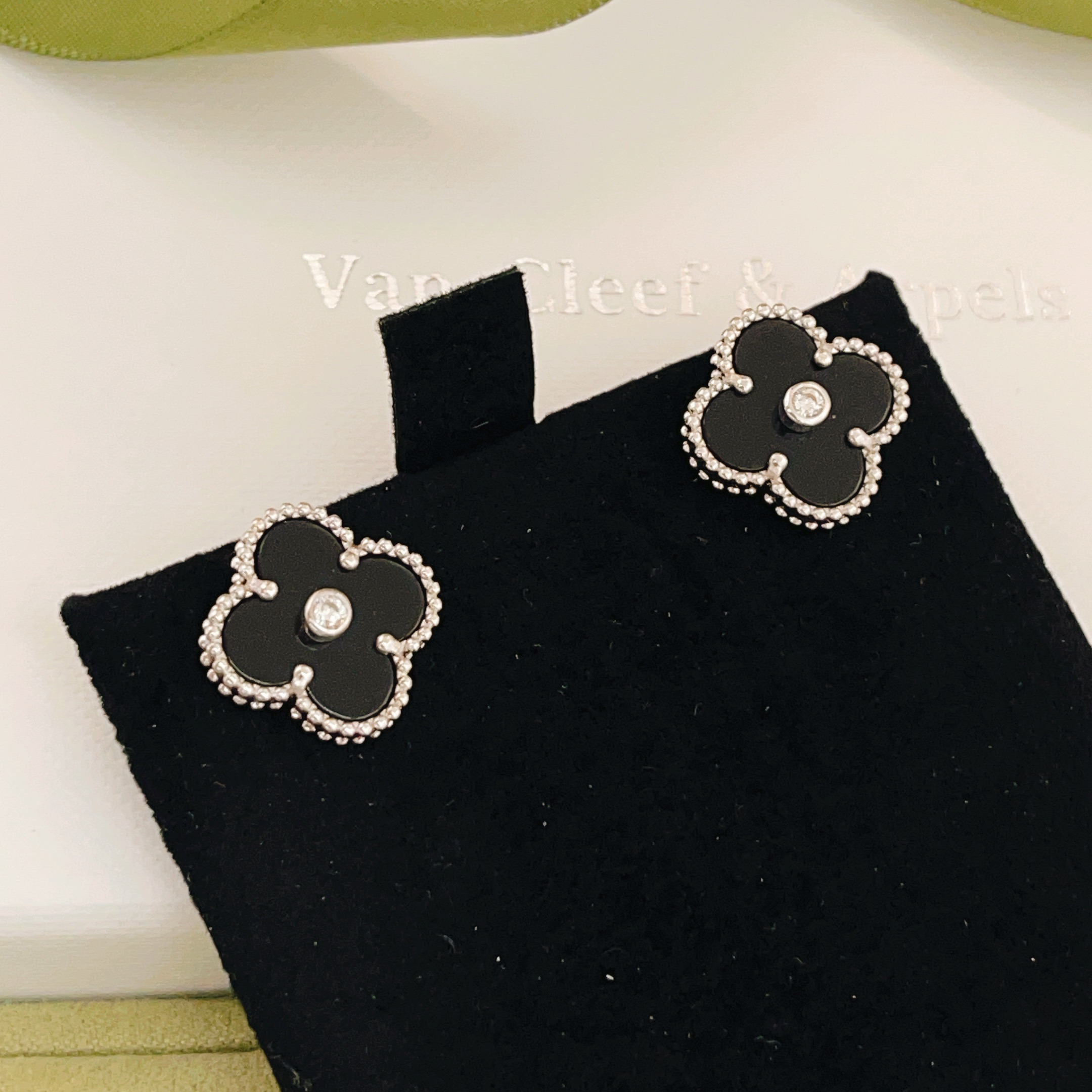 Van Cleef & Arpels earring-105