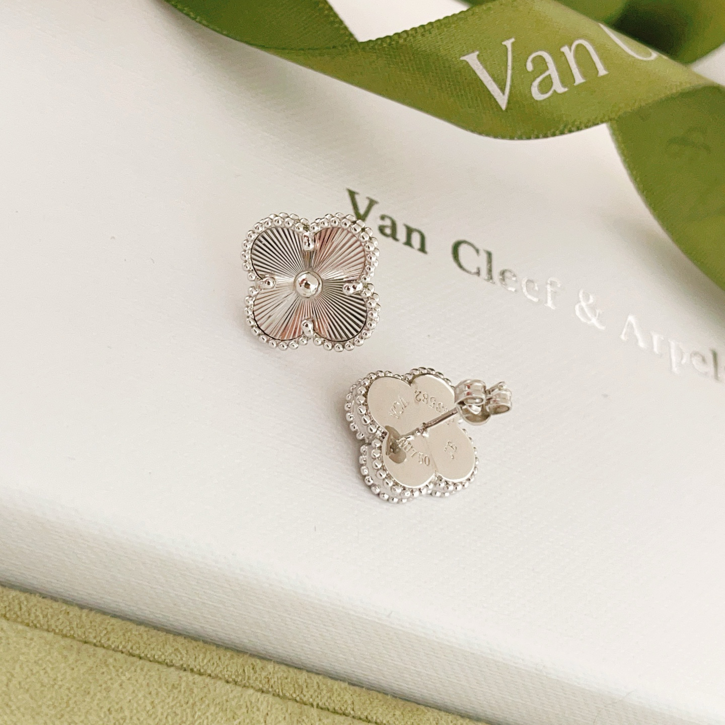 Van Cleef & Arpels earring-59