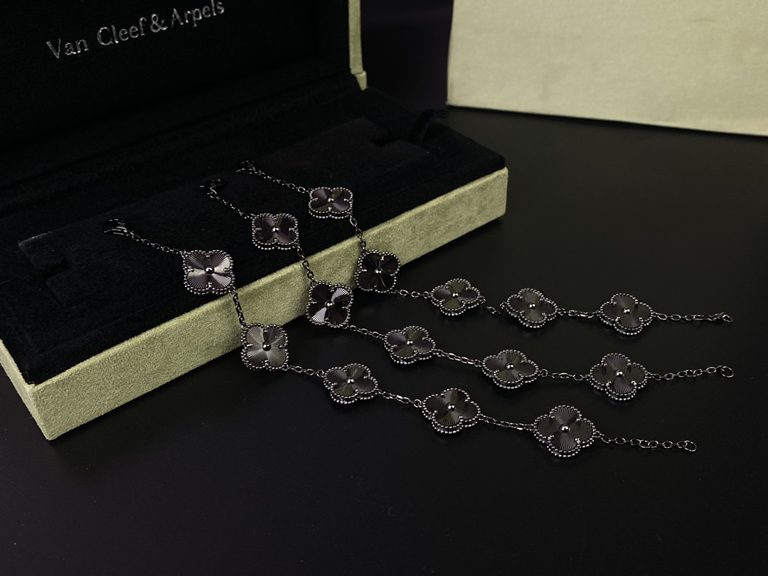 Van Cleef & Arpels Bracelet-27