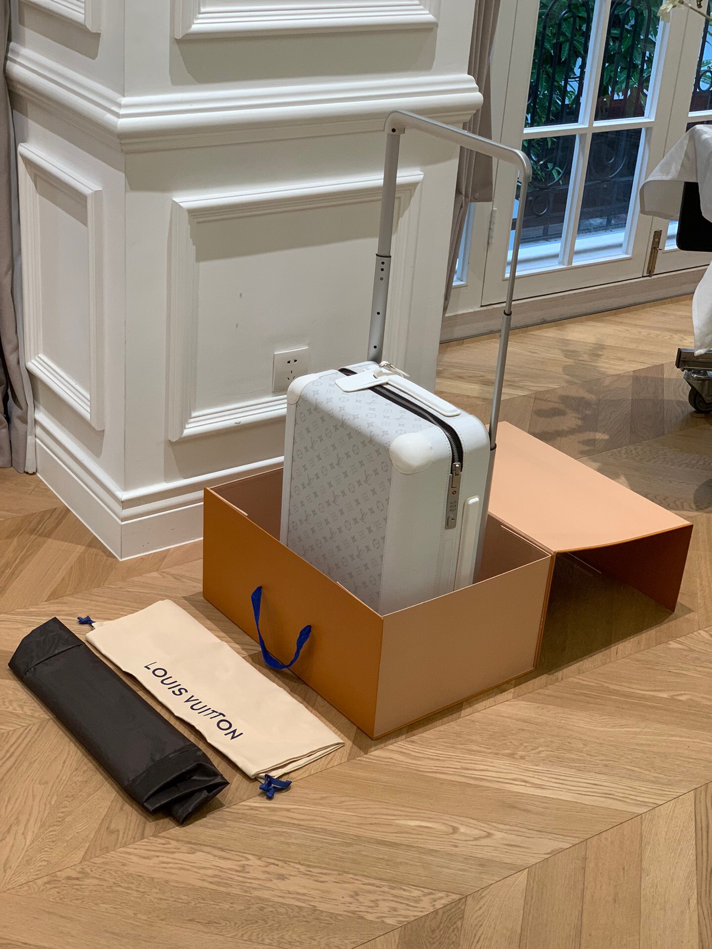 LV luggage-8