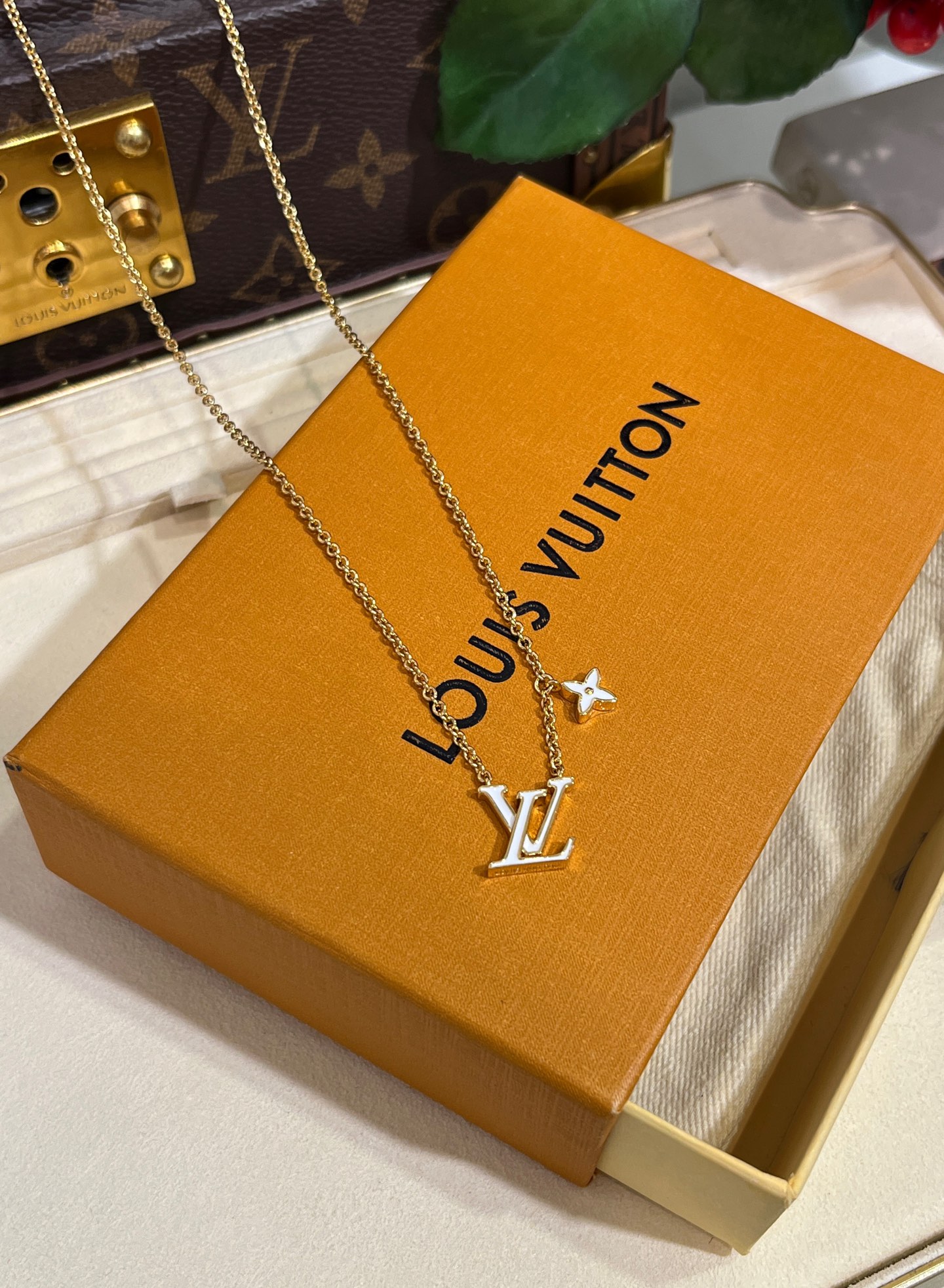 LV necklace-34