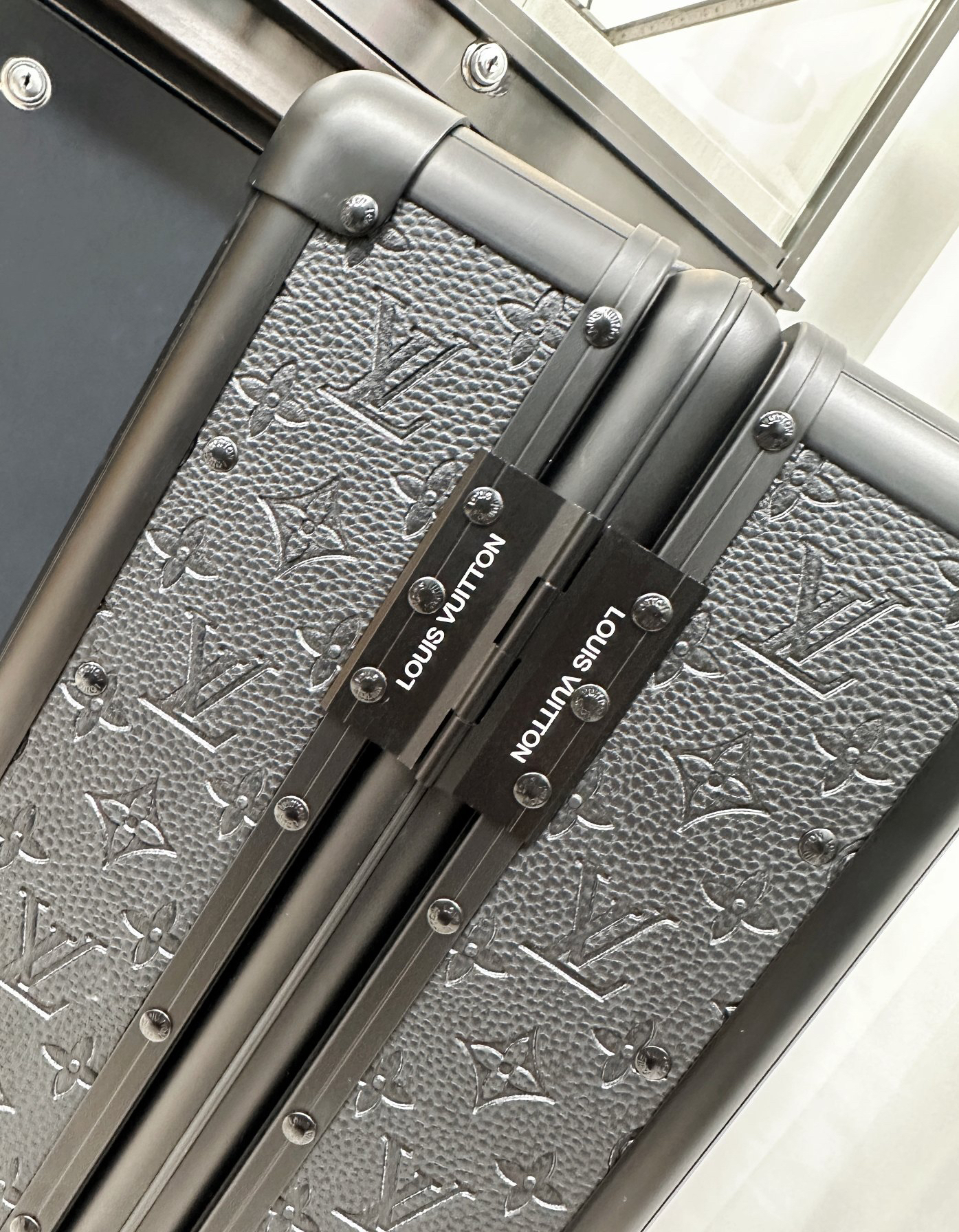 LV luggage-103