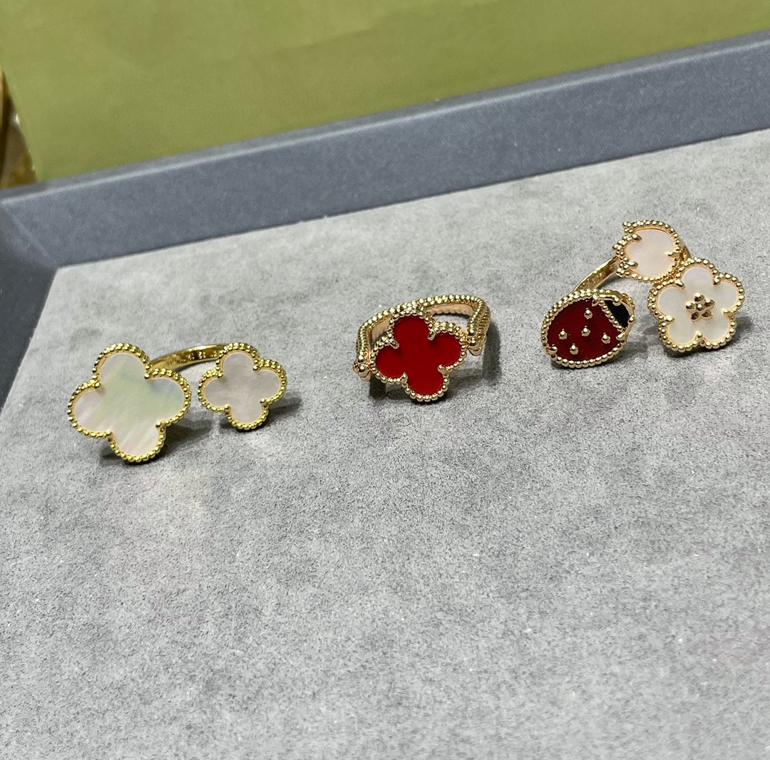 Van Cleef & Arpels earring-49