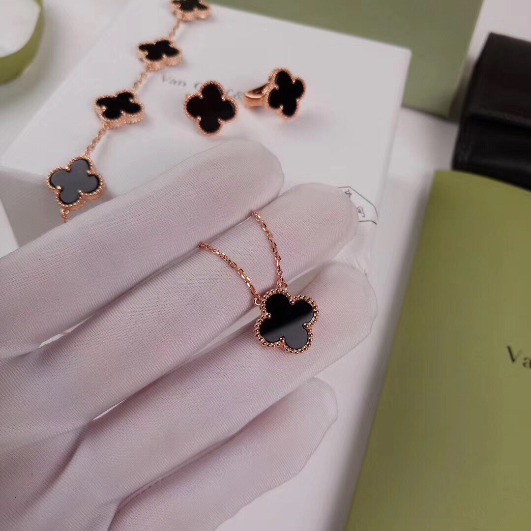 Van Cleef & Arpels necklace-135