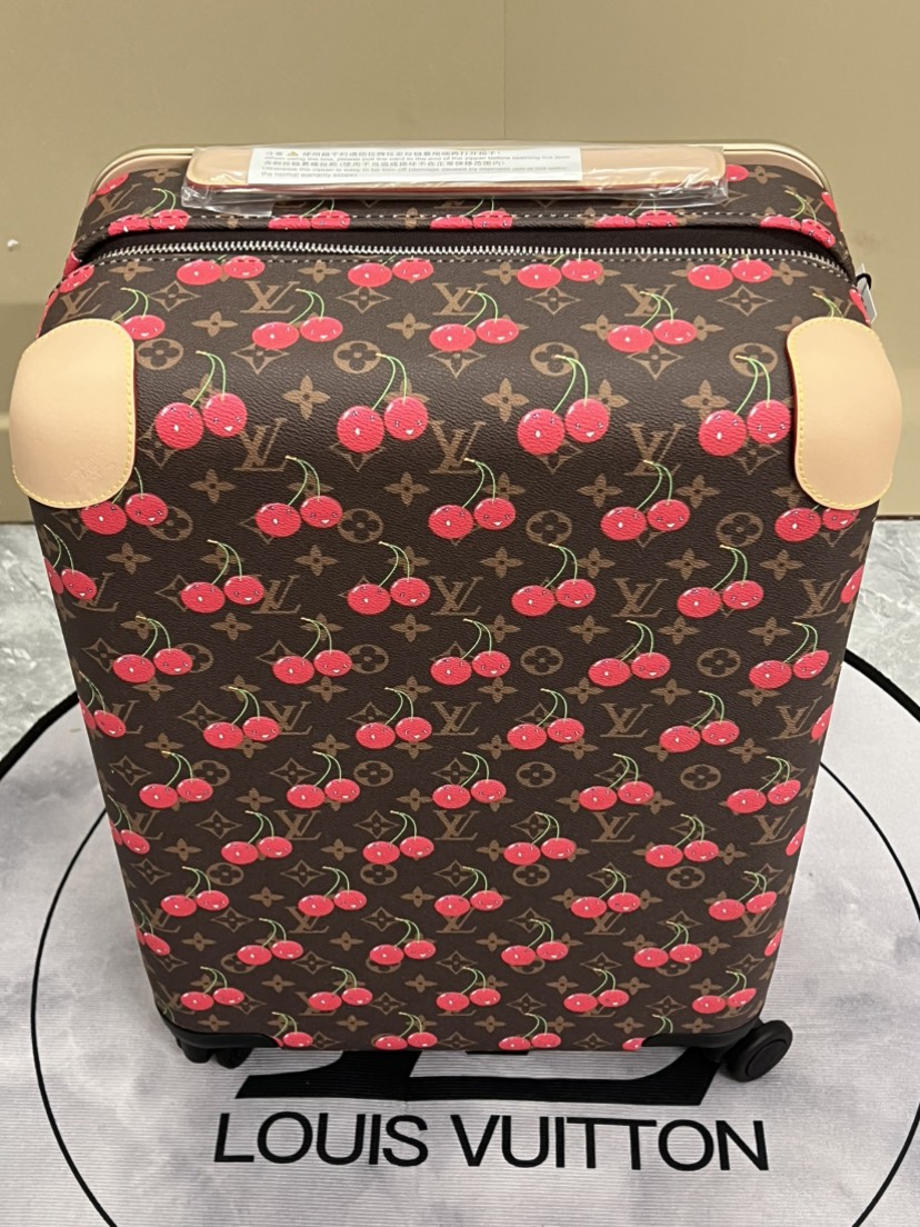 LV luggage-3