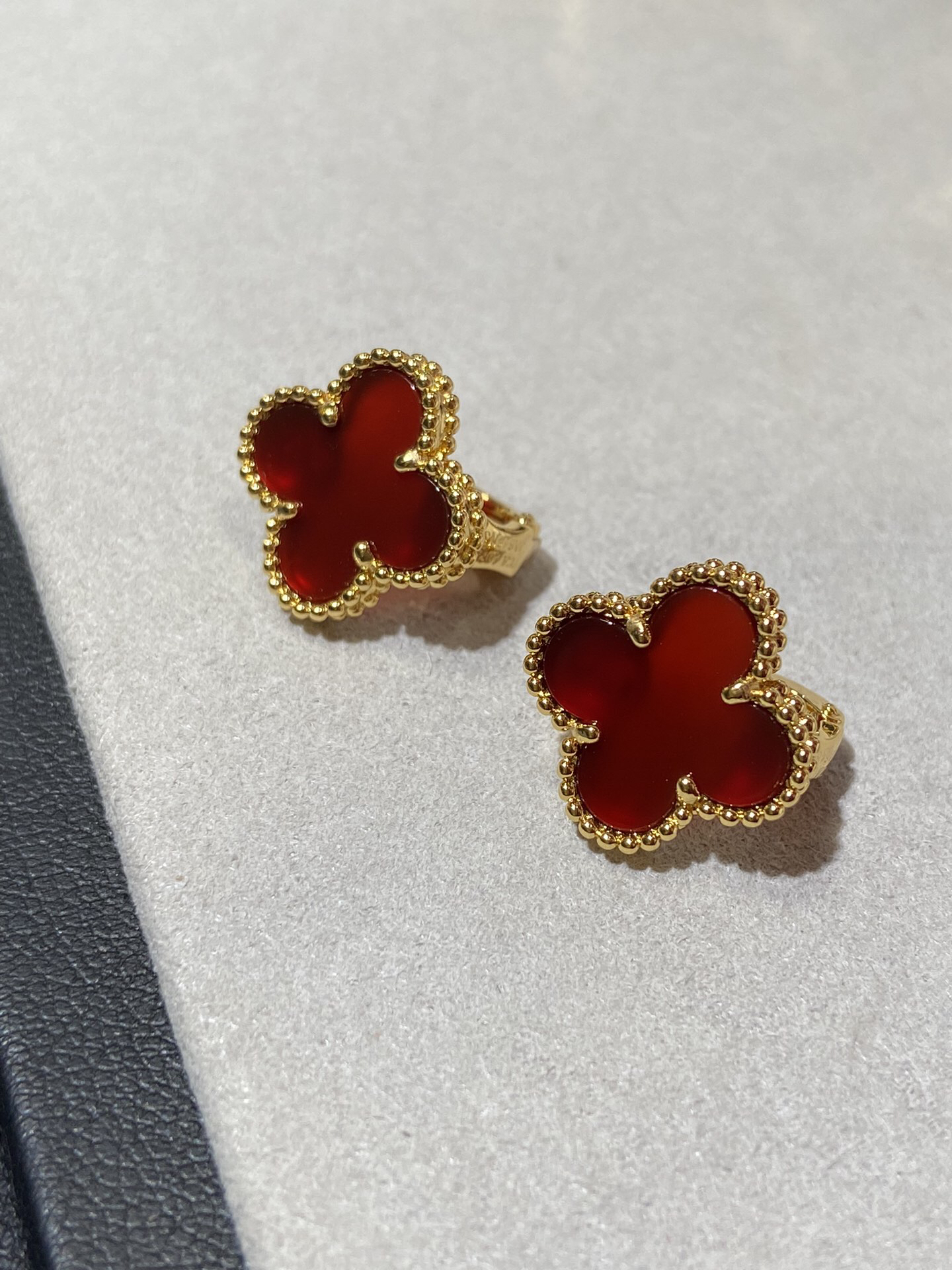 Van Cleef & Arpels earring-1
