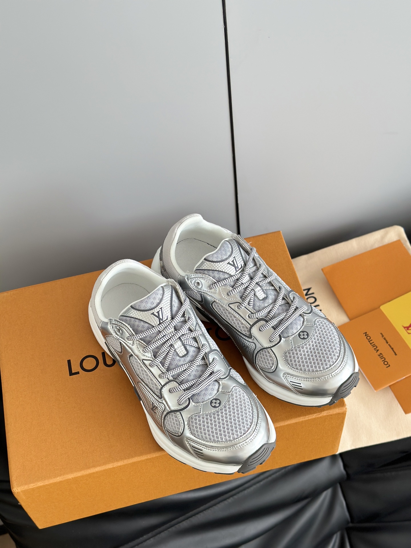 Lv Sneakers-208