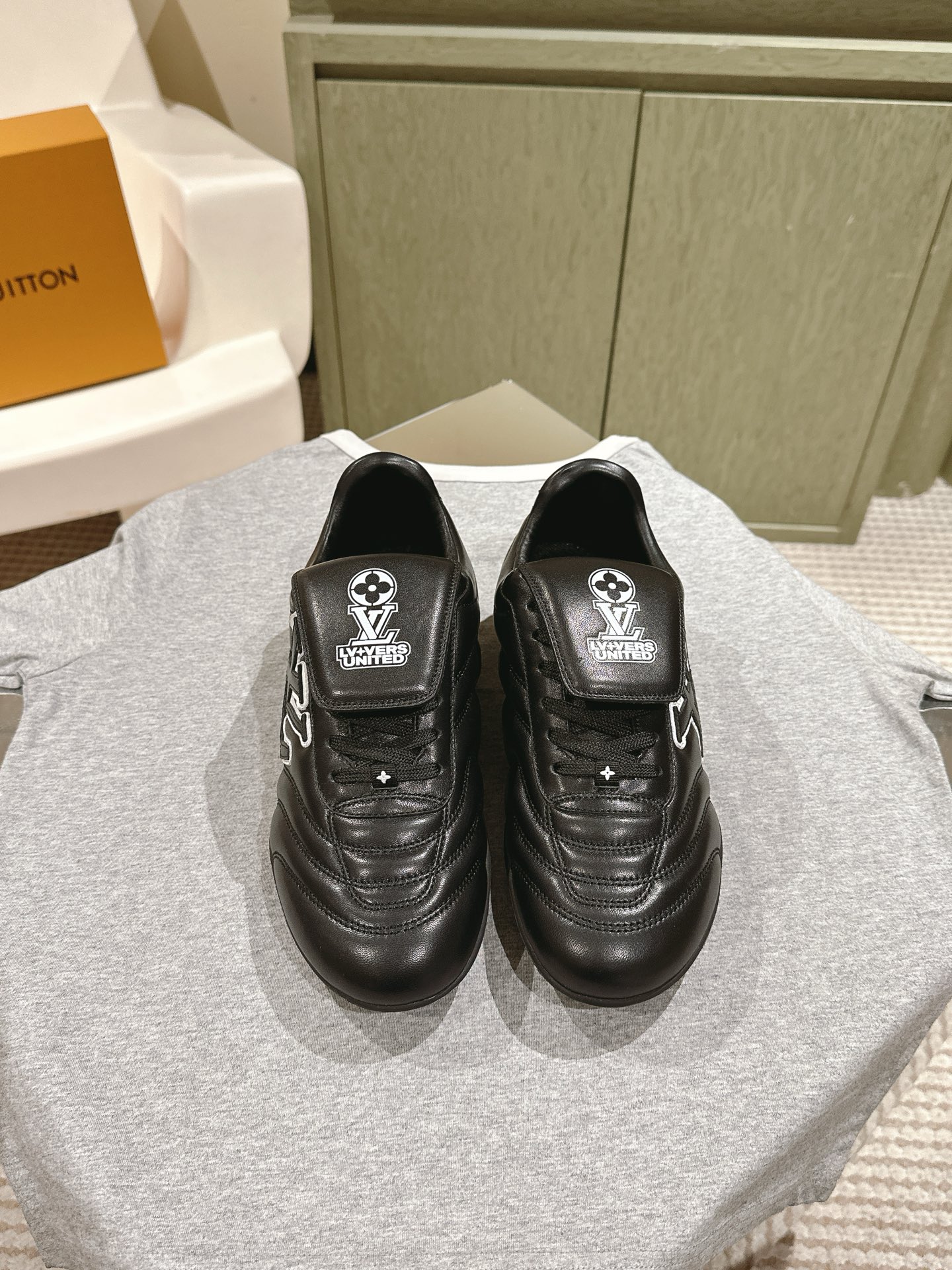 Lv Sneakers-239