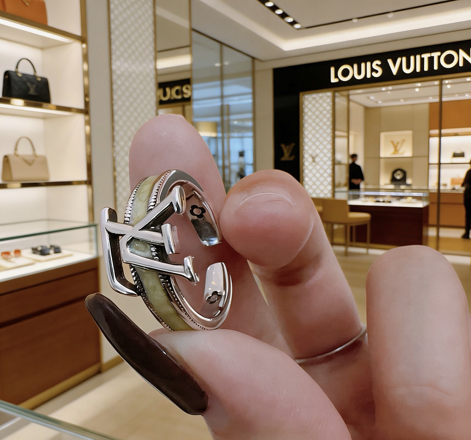 LV ring-8