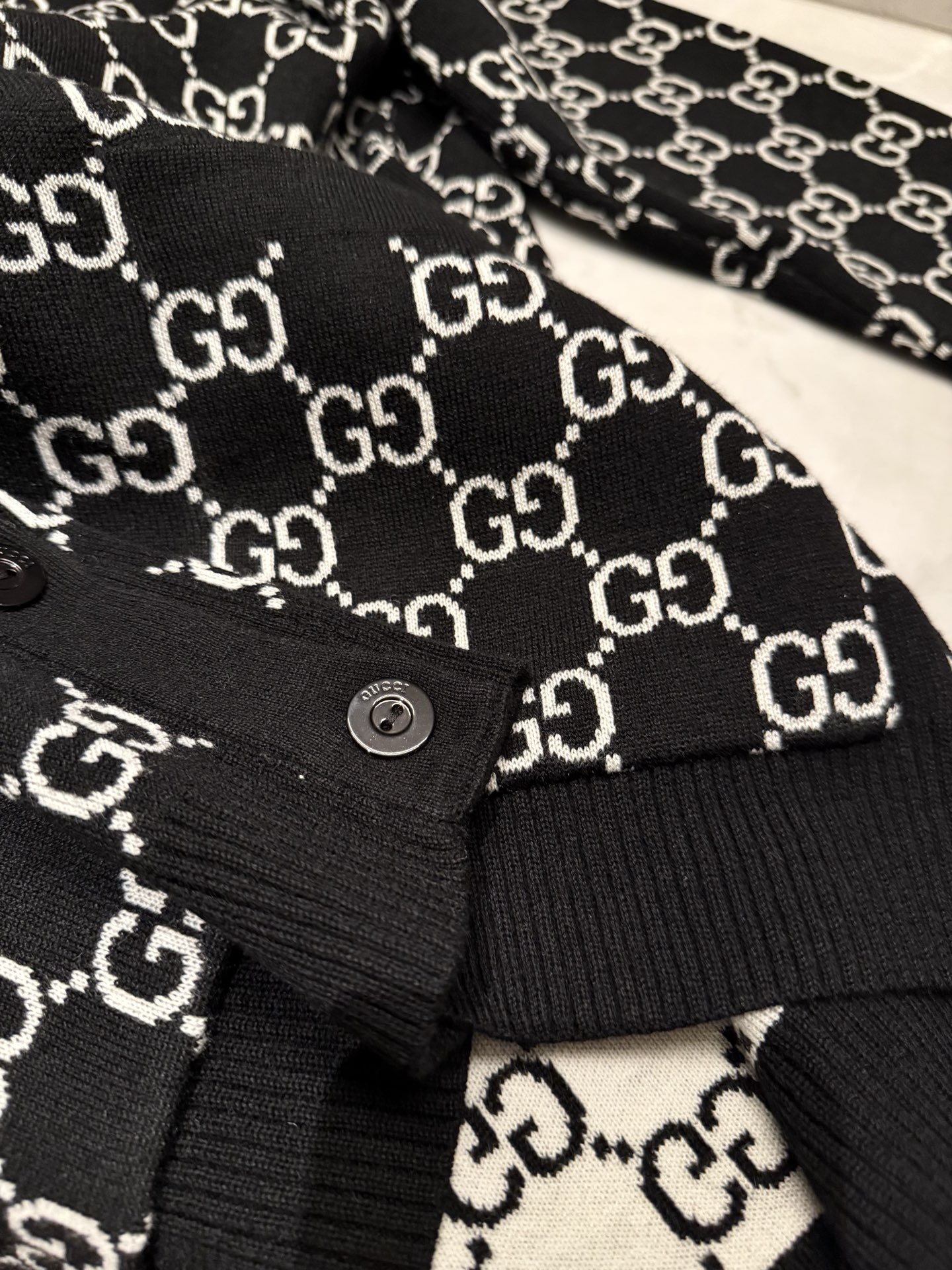 Gucci Clothing-221
