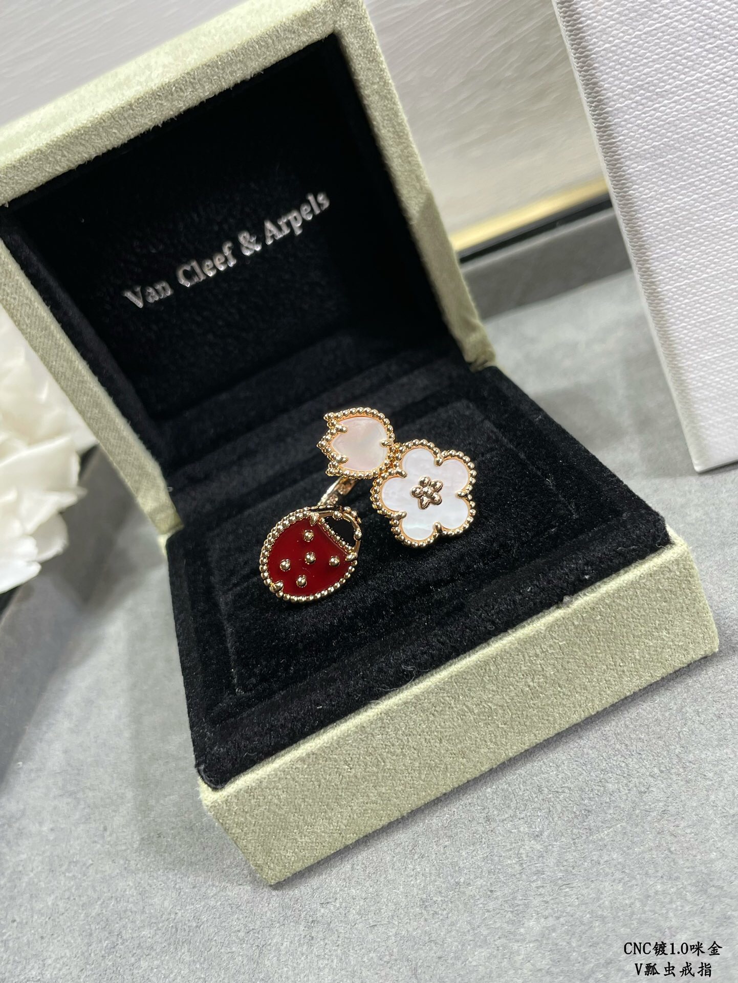 Van Cleef & Arpels ring-92